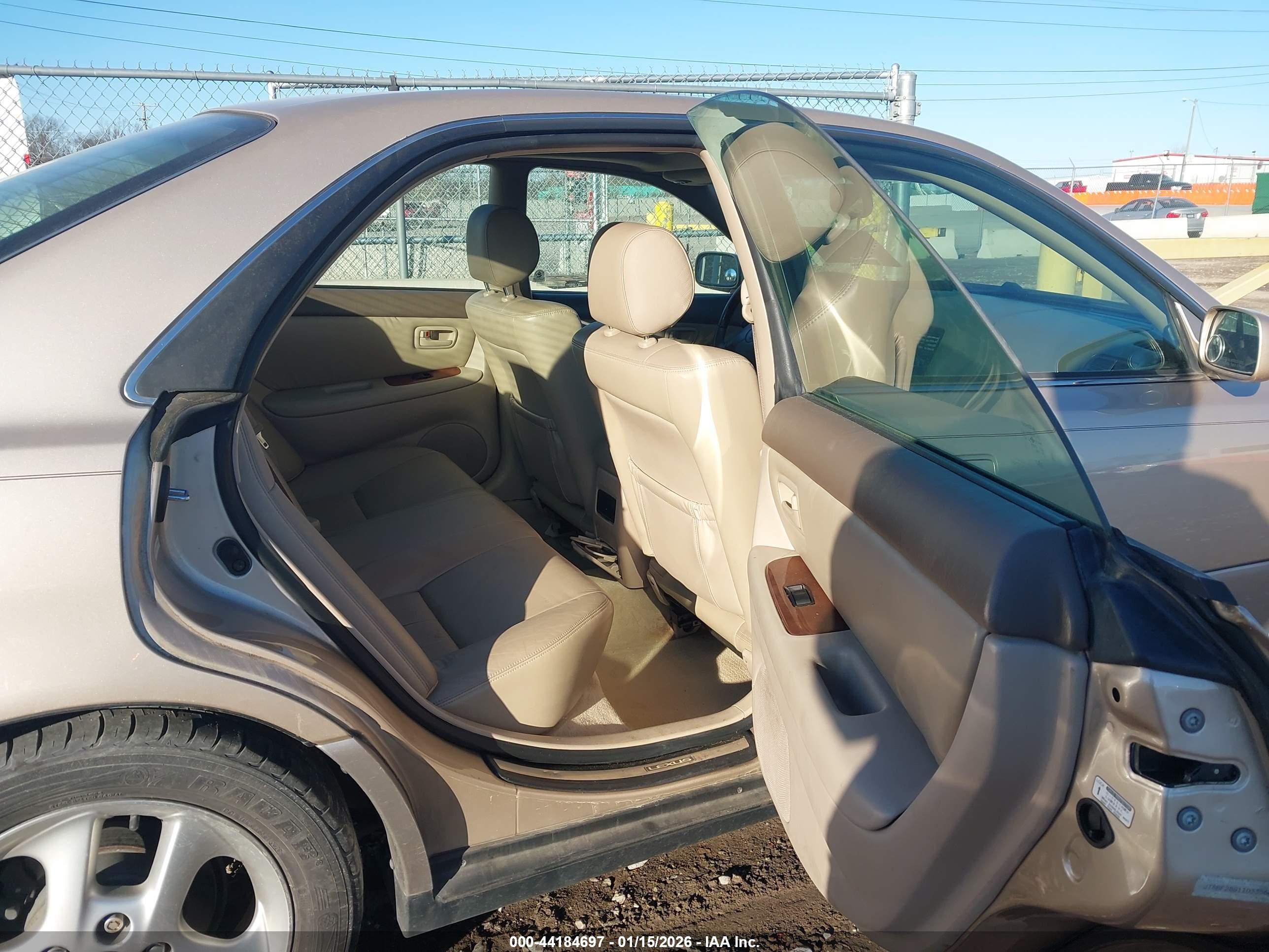LEXUS ES image 8