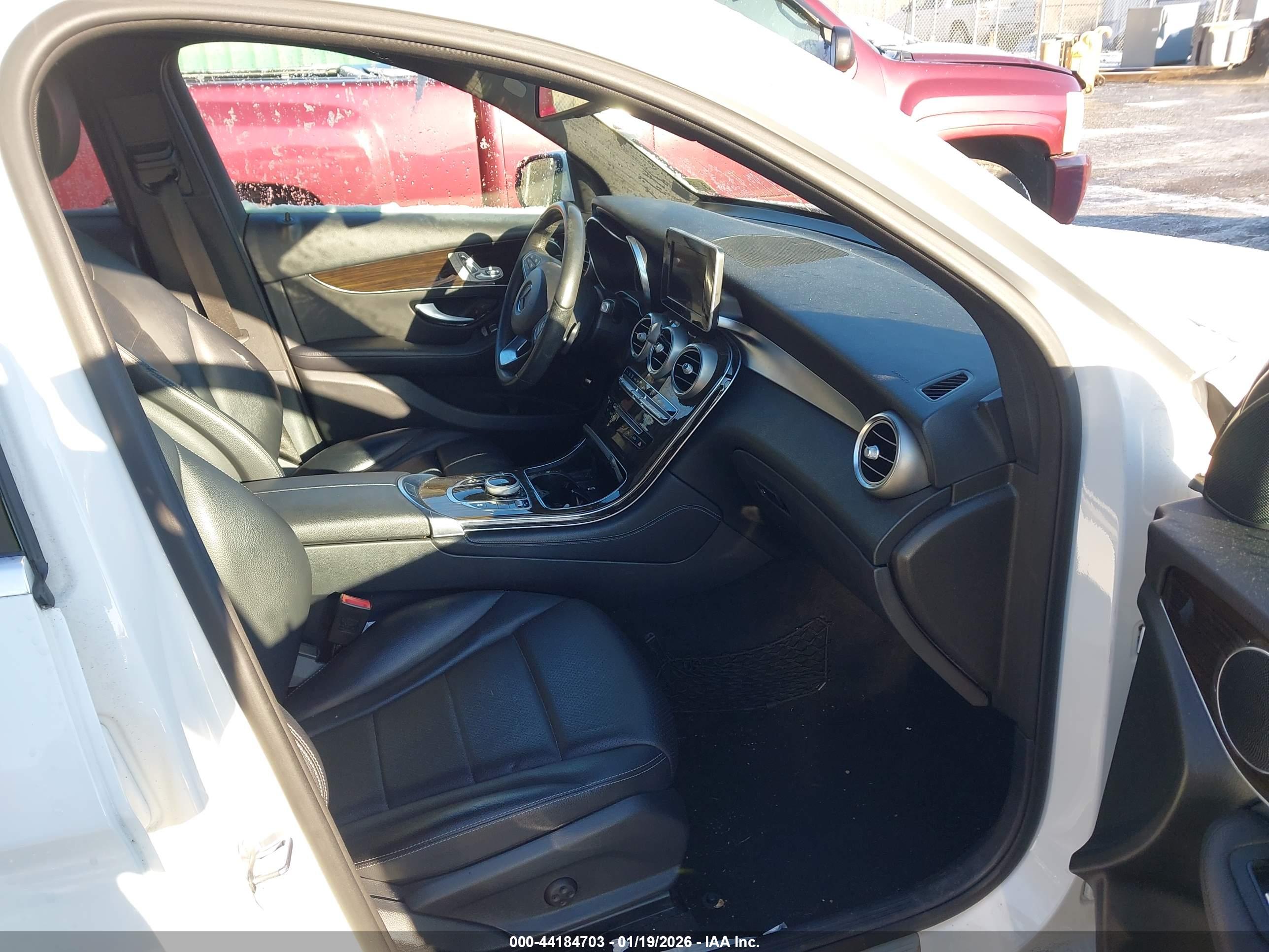 MERCEDES-BENZ GLC image 5