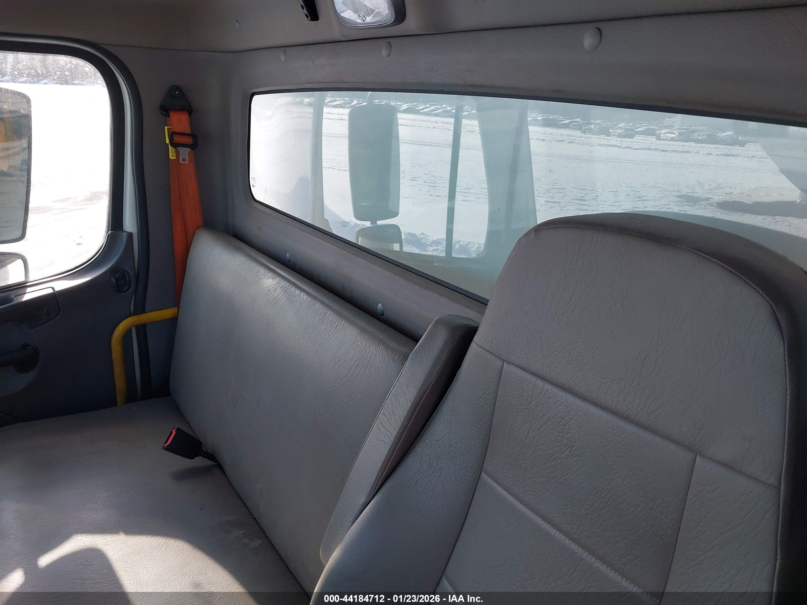 FREIGHTLINER M2 image 7