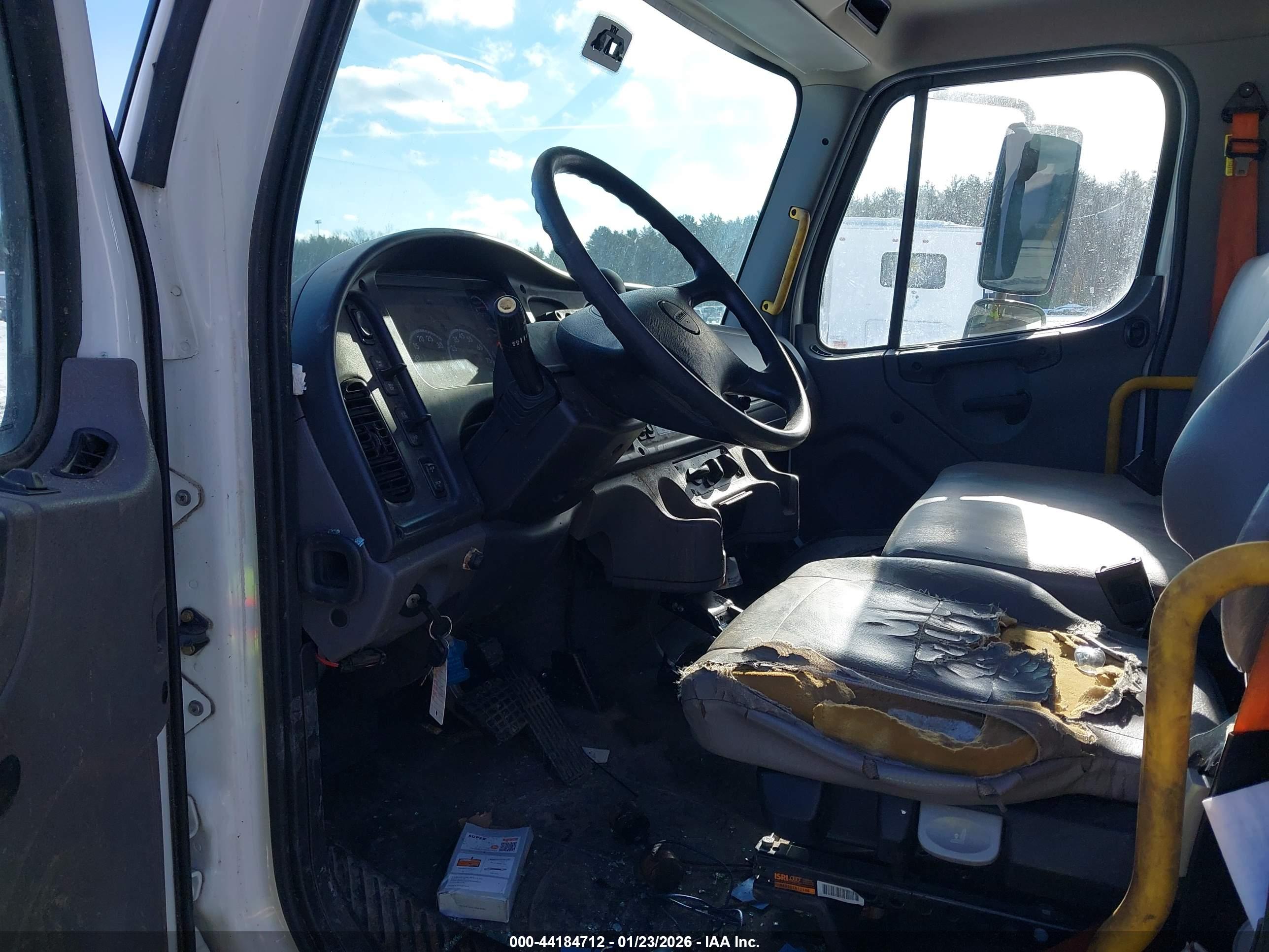FREIGHTLINER M2 image 8