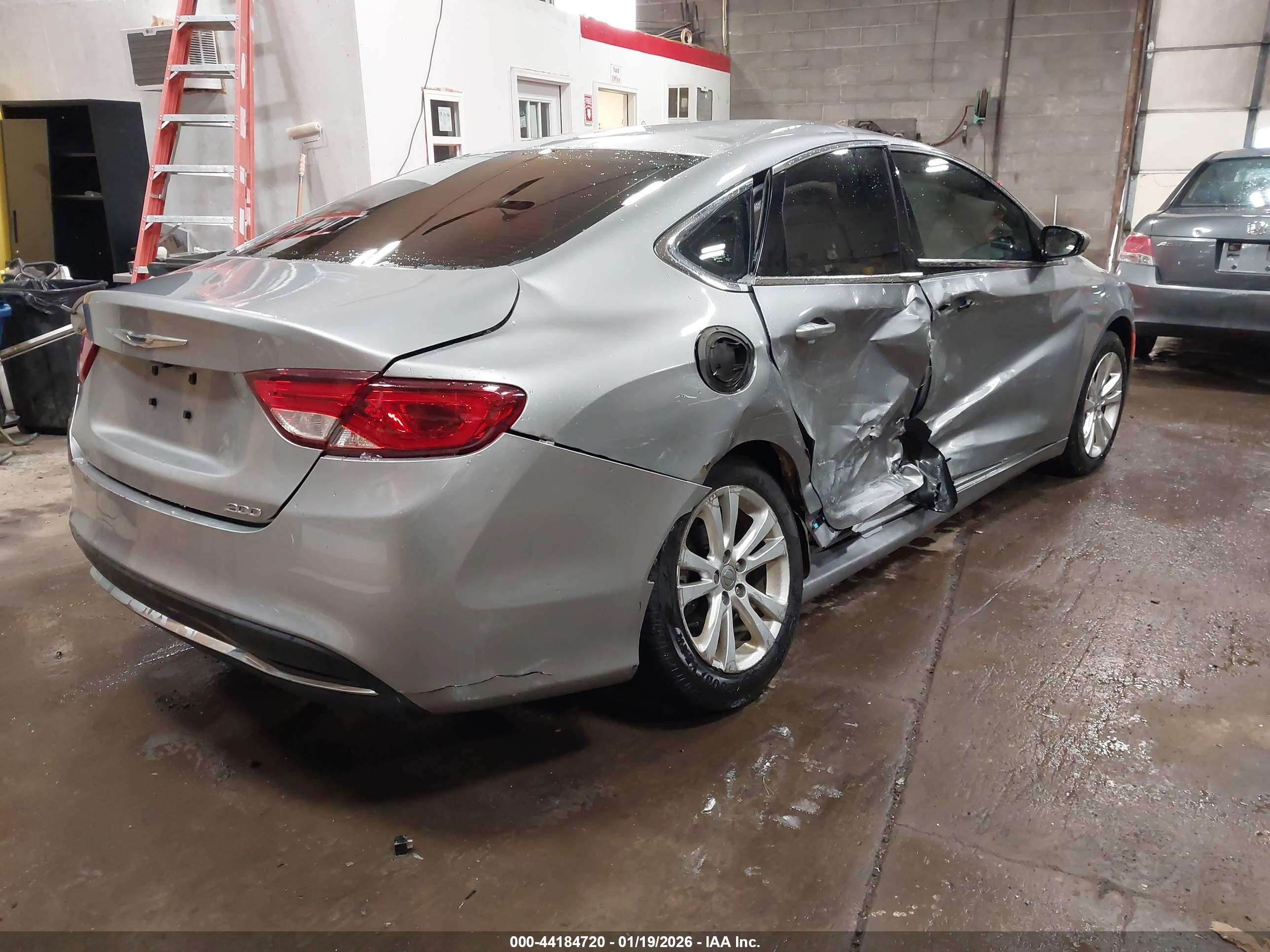 CHRYSLER 200 image 4