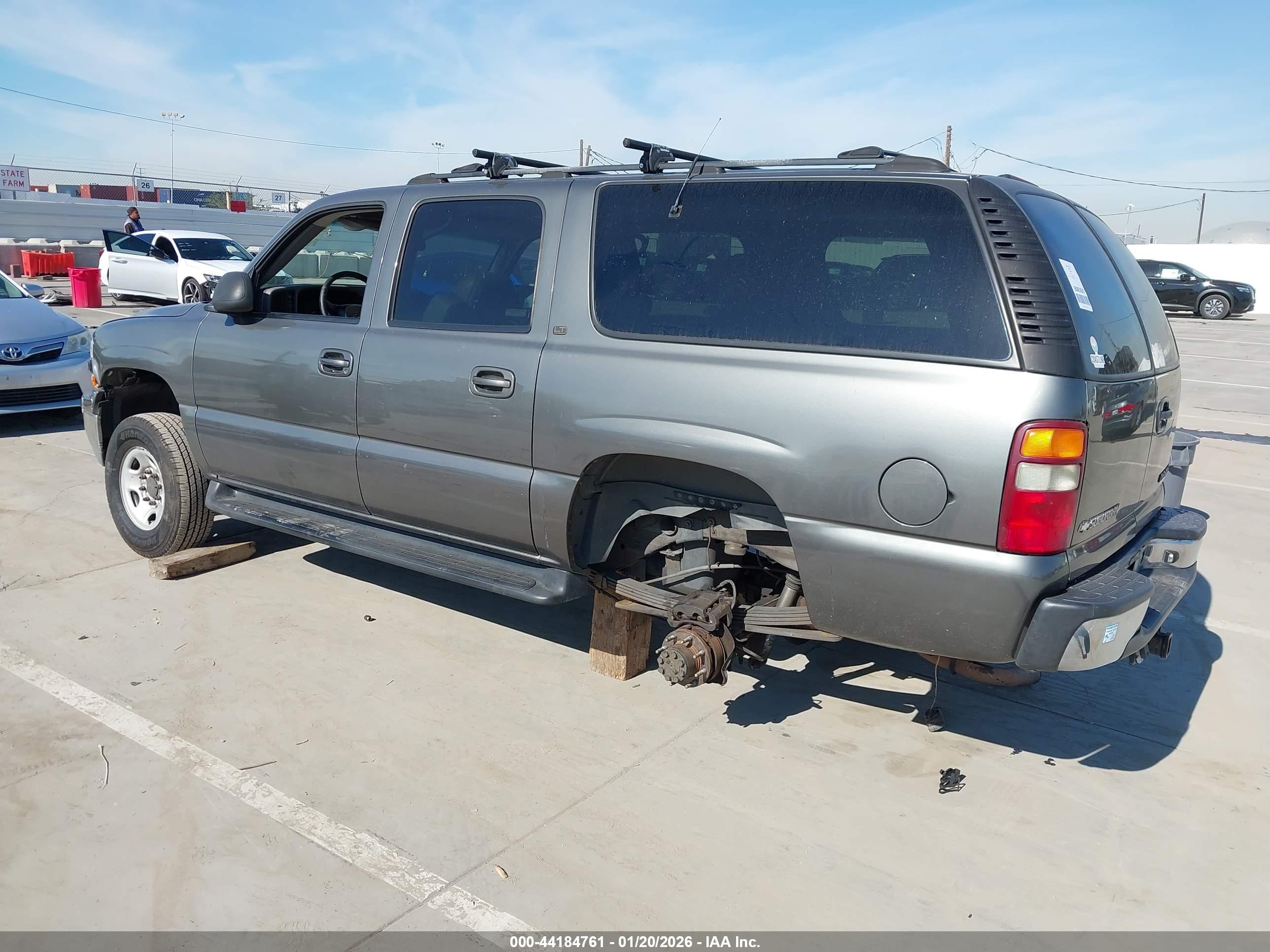 CHEVROLET SUBURBAN image 3