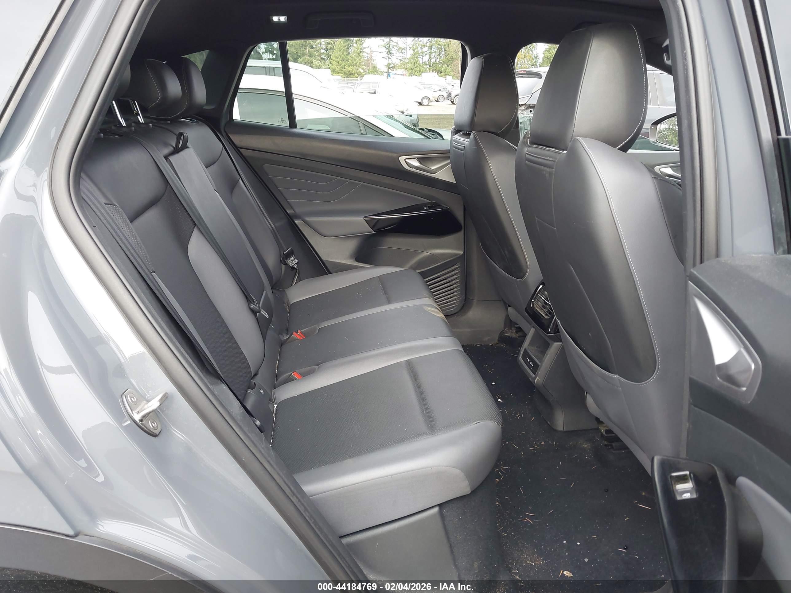 VOLKSWAGEN ID.4 image 8