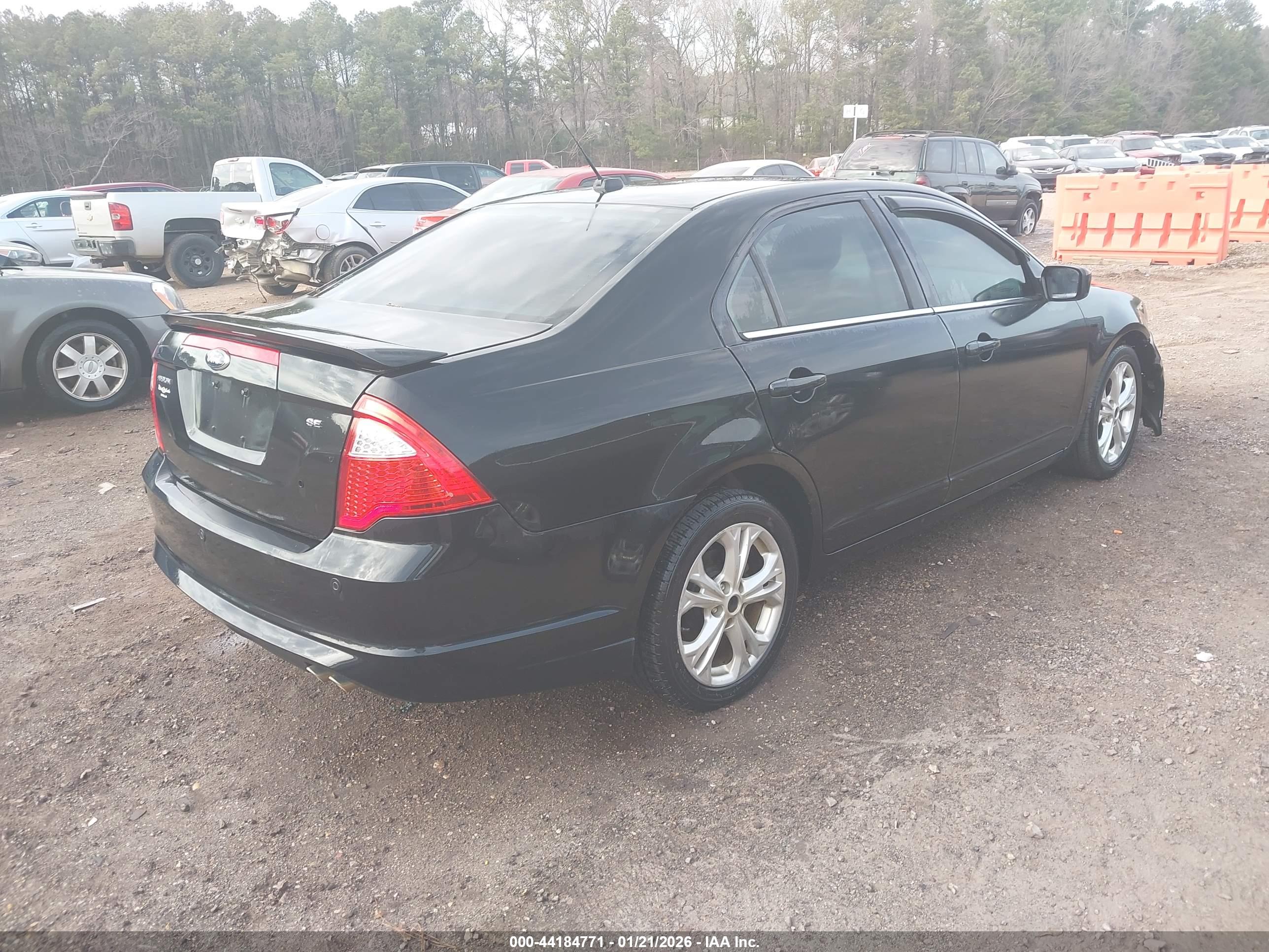FORD FUSION image 4