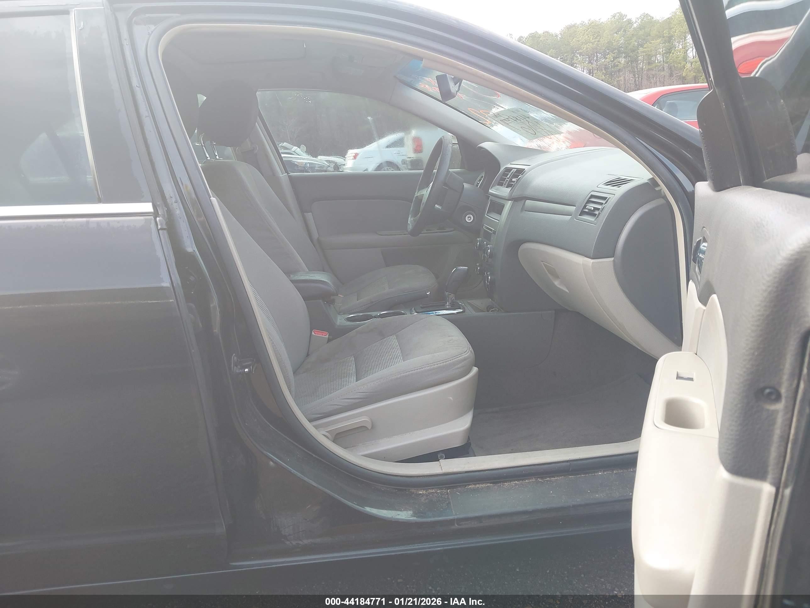 FORD FUSION image 5