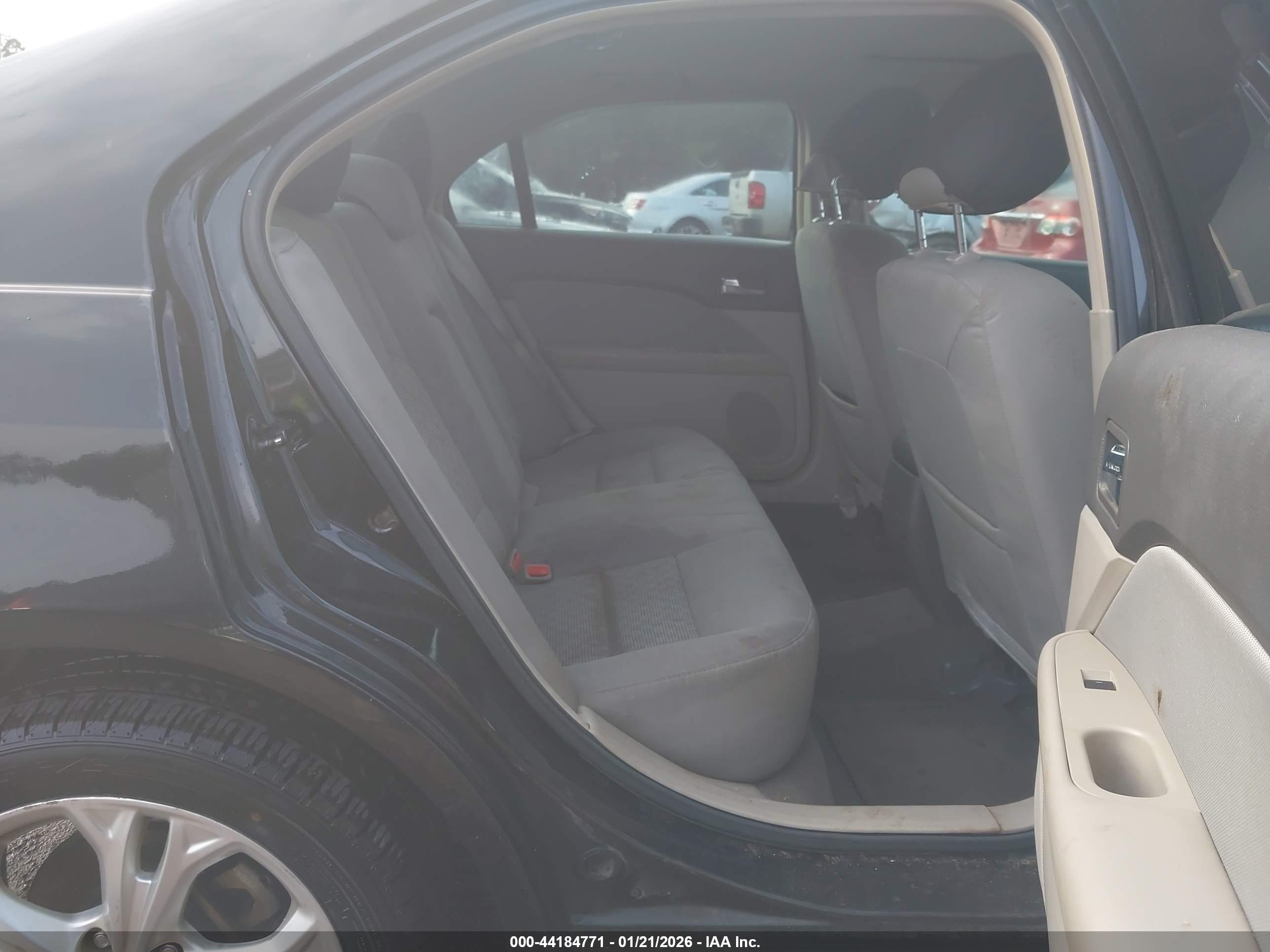FORD FUSION image 8