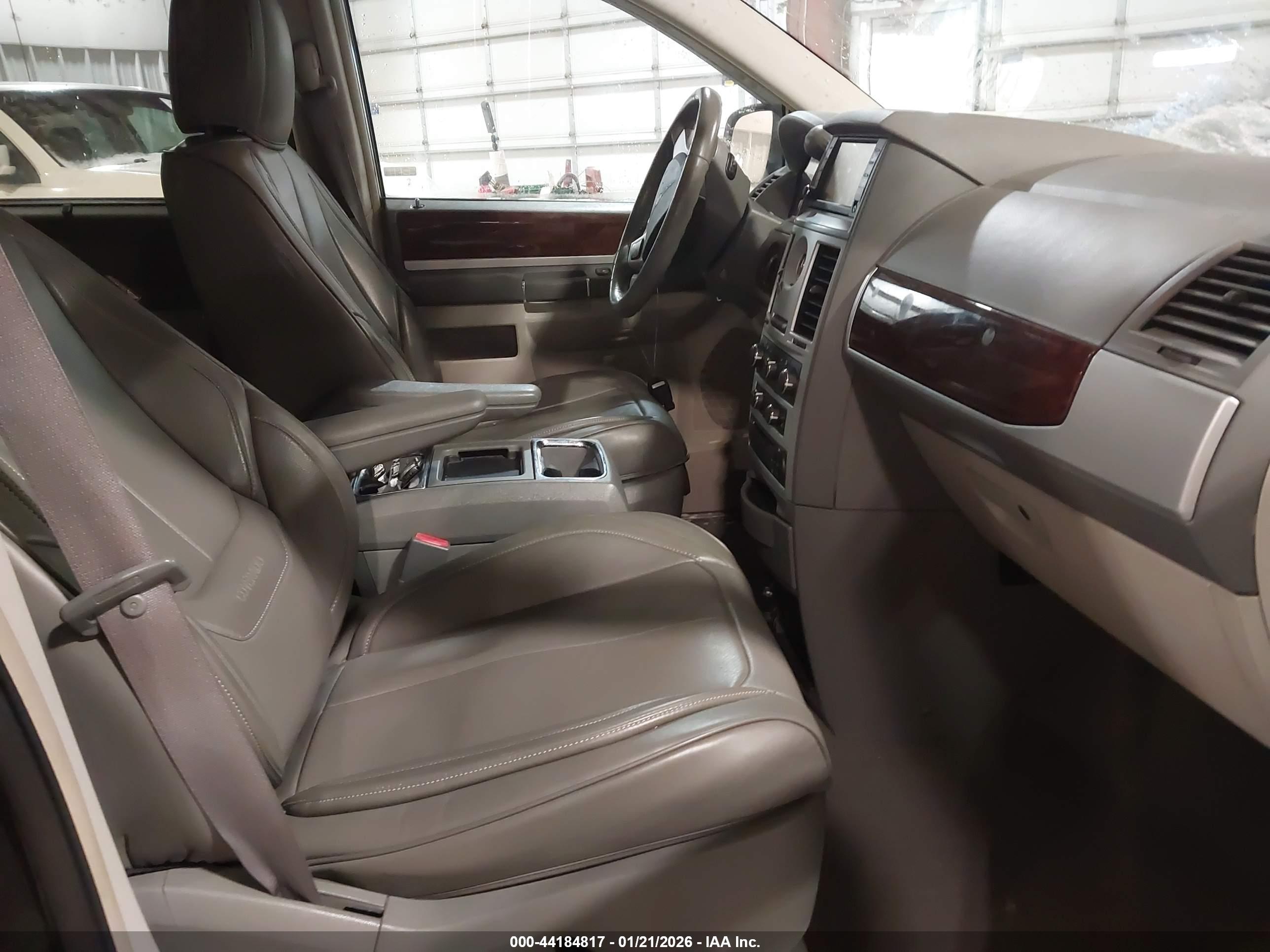 CHRYSLER TOWN image 5