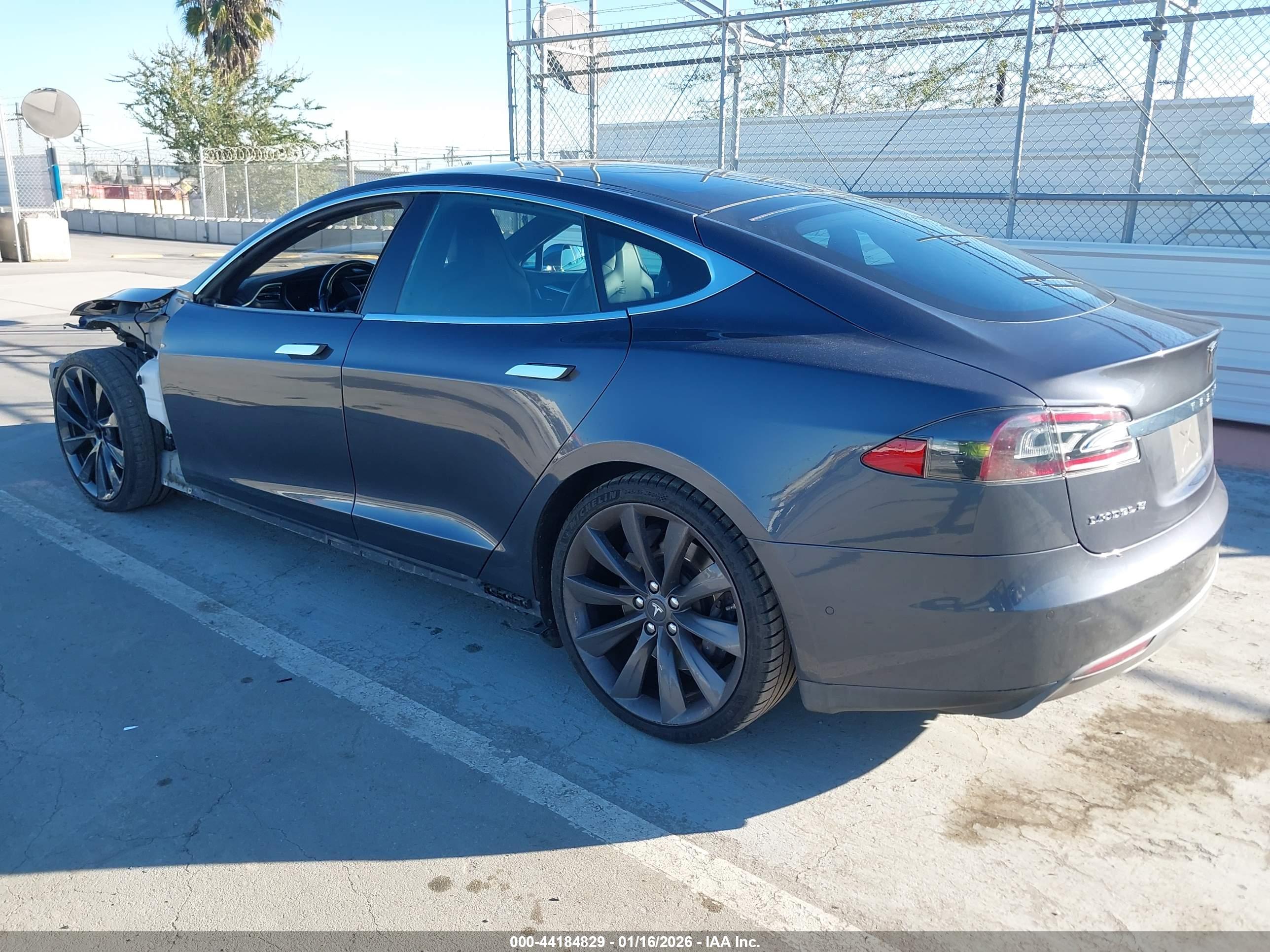 TESLA MODEL image 3