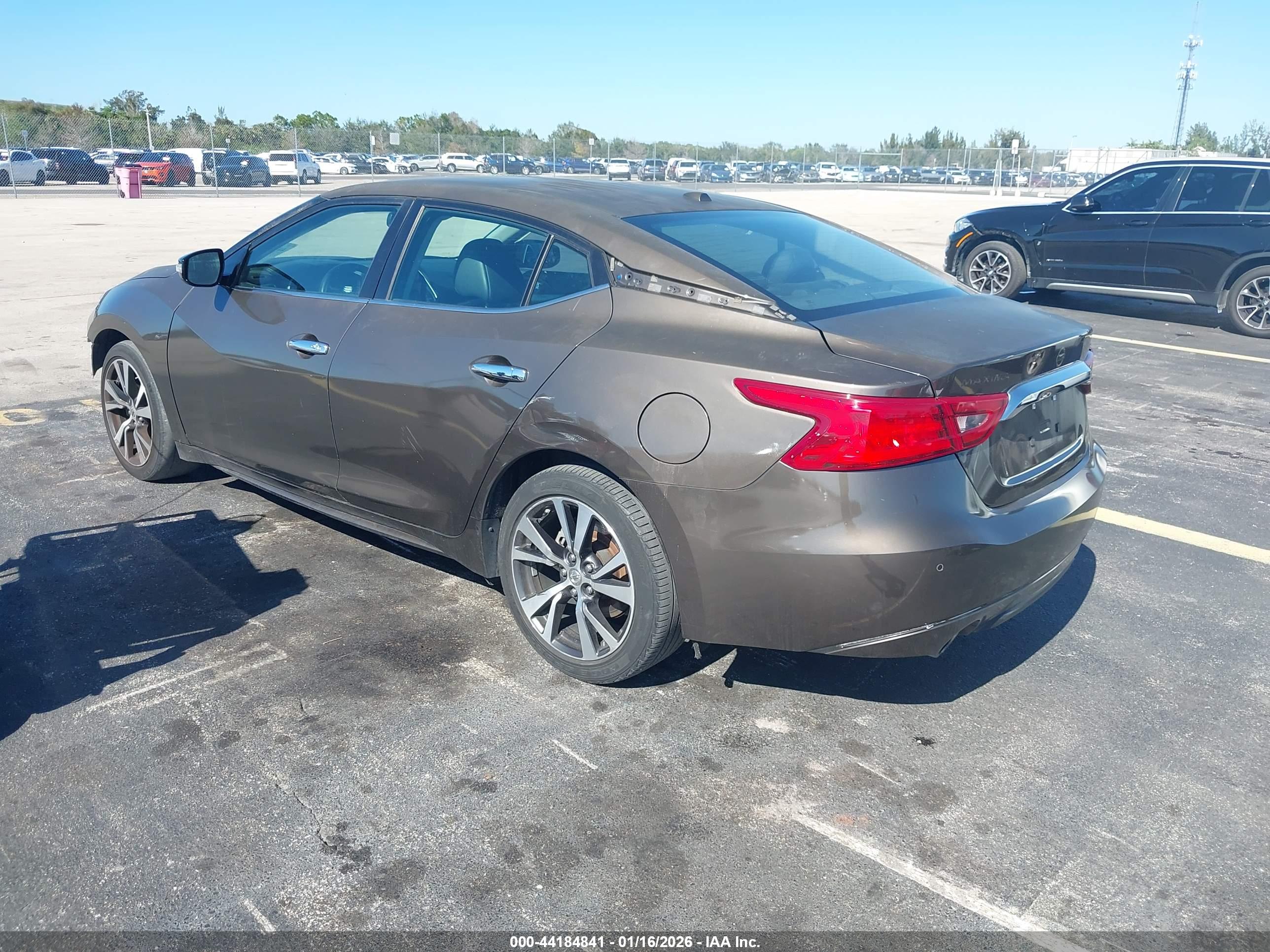 NISSAN MAXIMA image 3