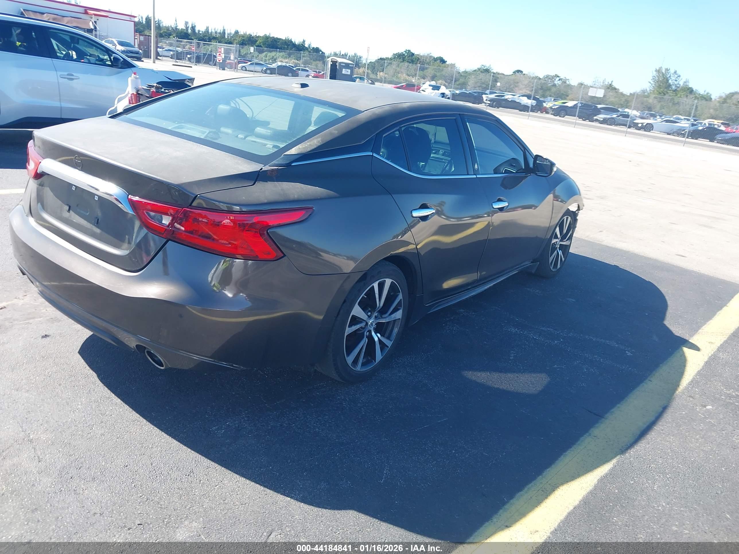 NISSAN MAXIMA image 4