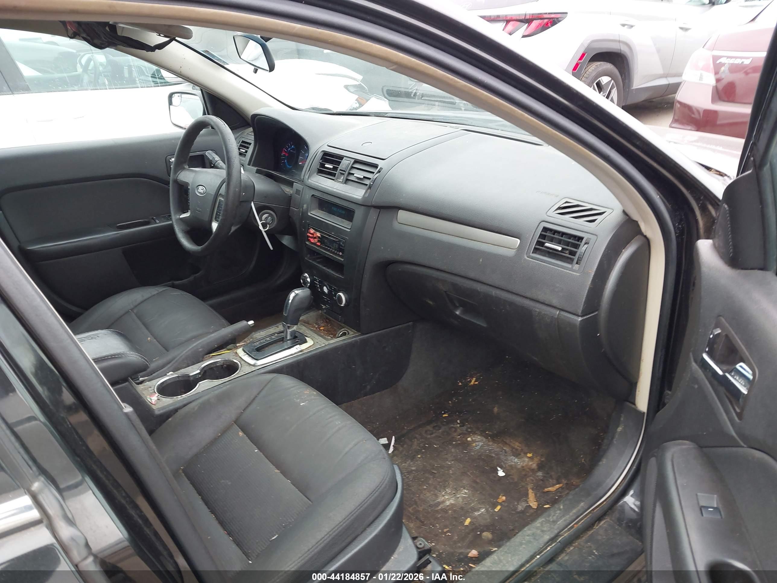 FORD FUSION image 5