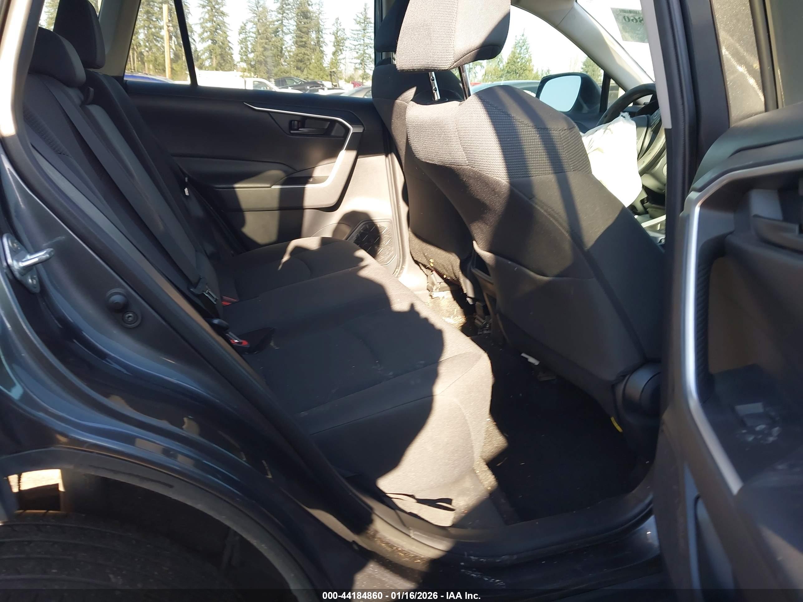 TOYOTA RAV4 image 8