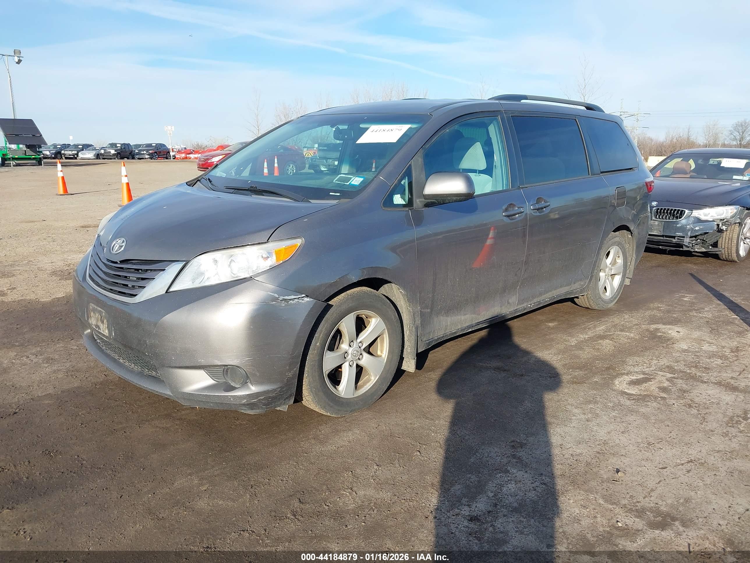 TOYOTA SIENNA image 2