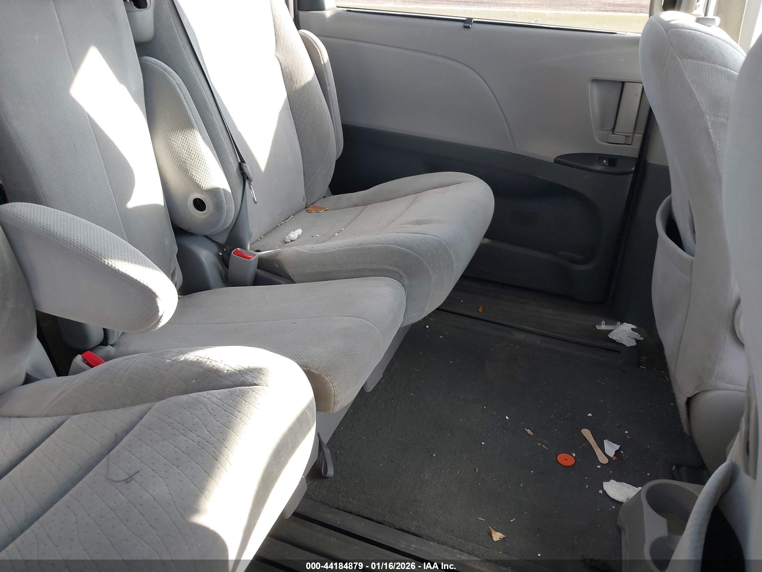 TOYOTA SIENNA image 8