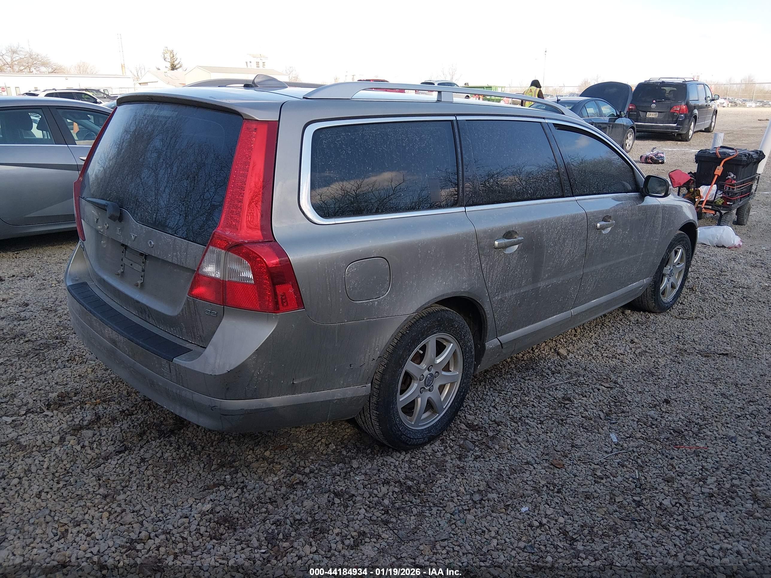 VOLVO V70 image 4