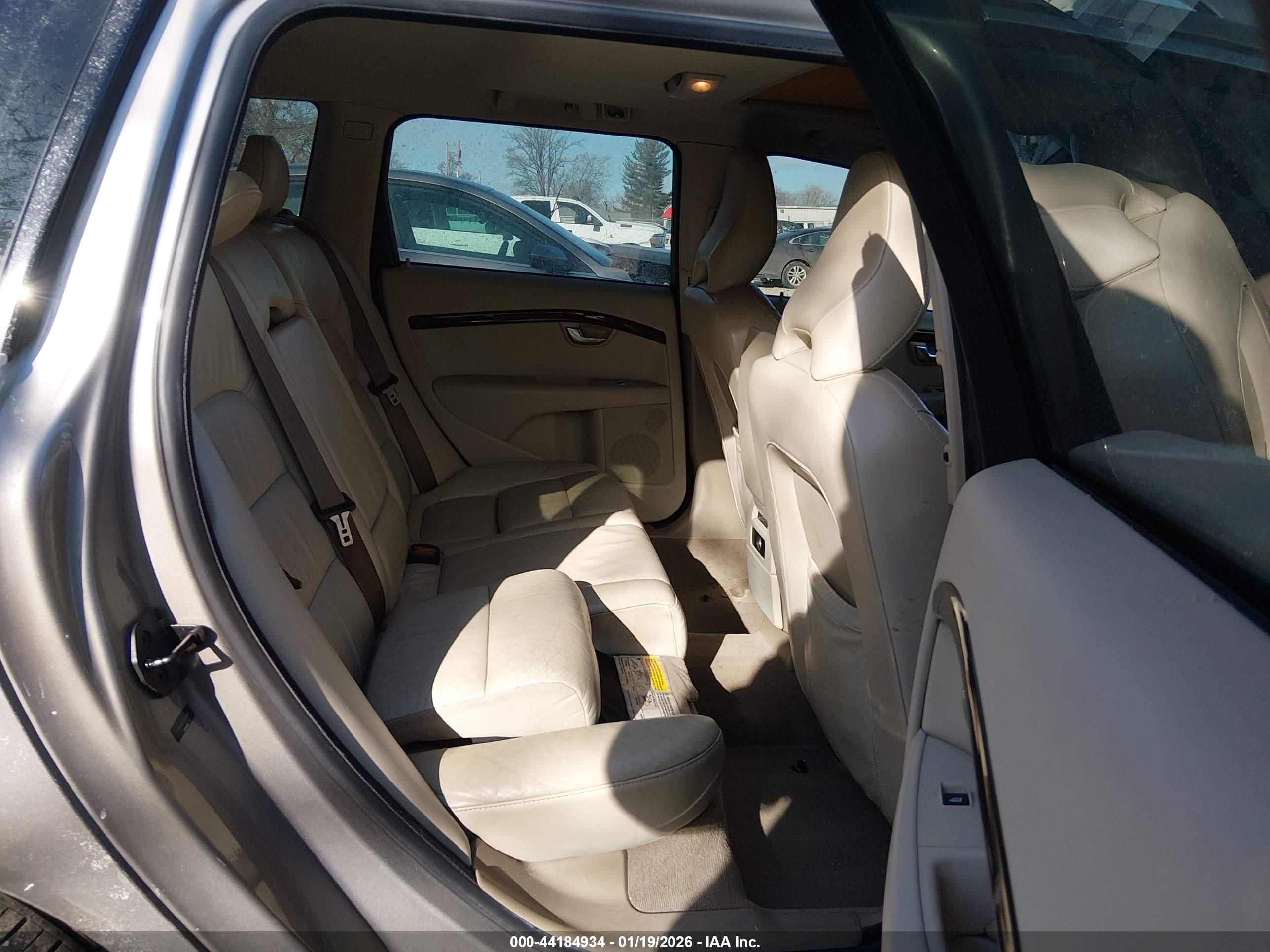 VOLVO V70 image 8