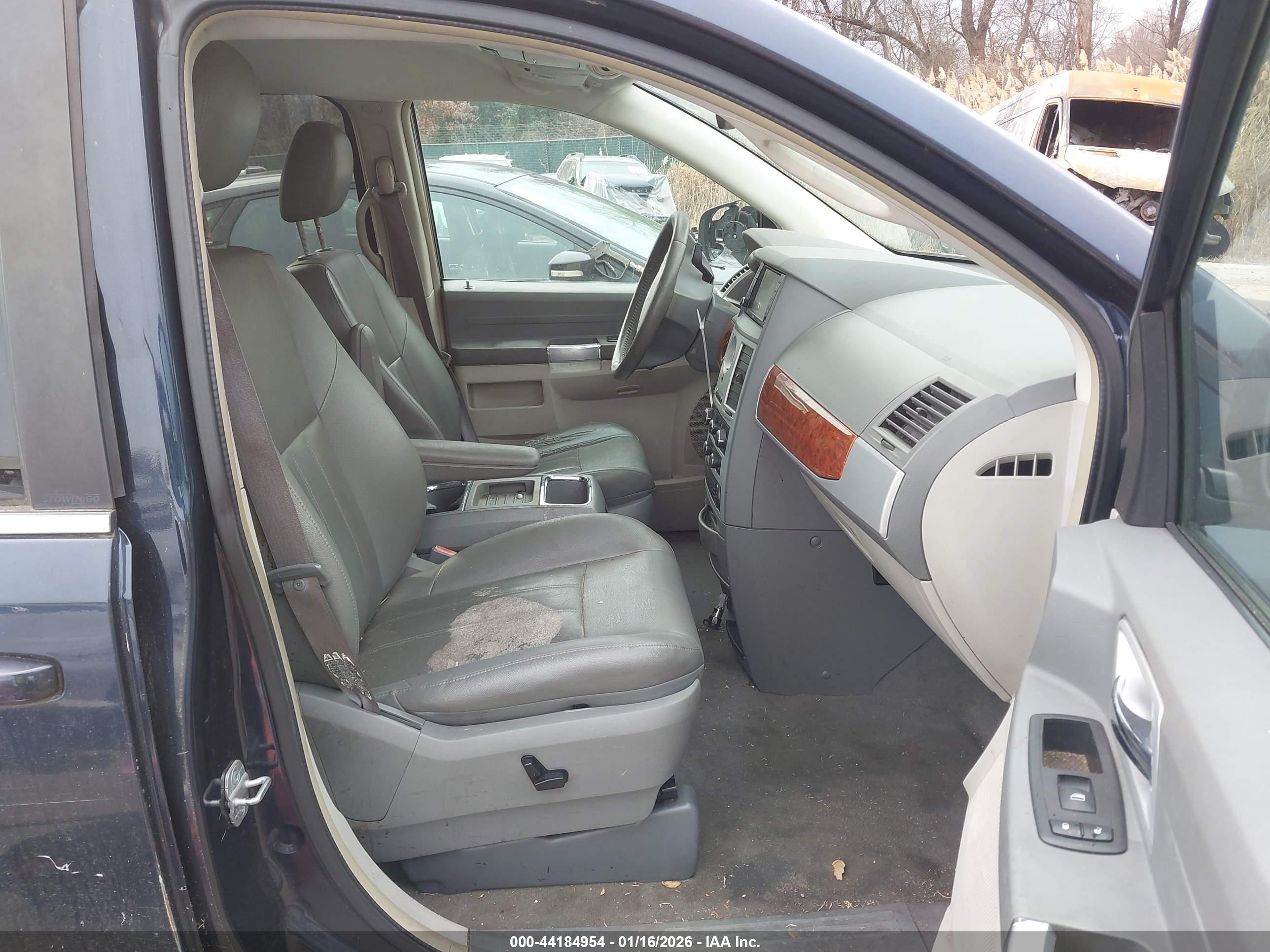 CHRYSLER TOWN image 5