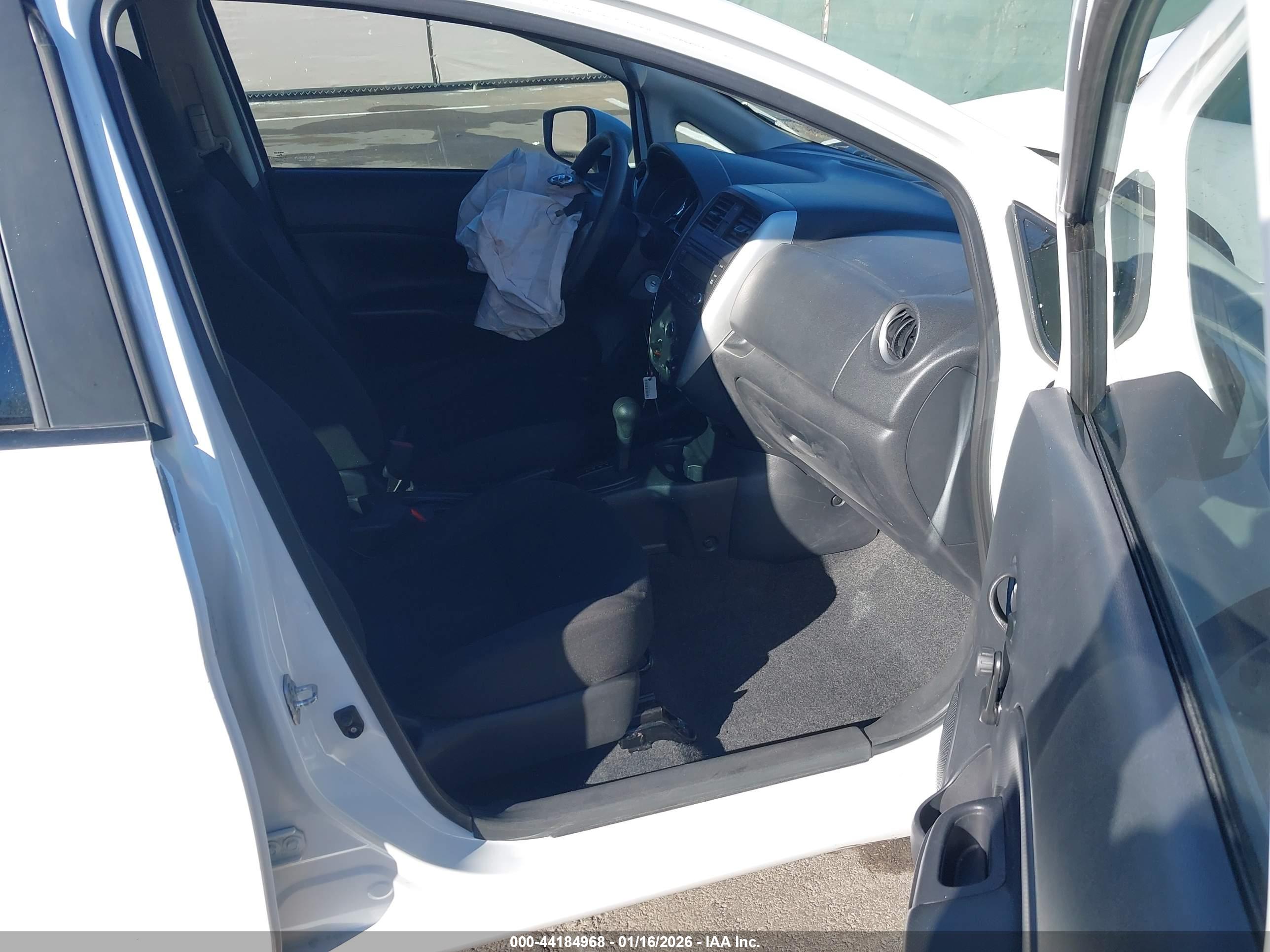 NISSAN VERSA image 5