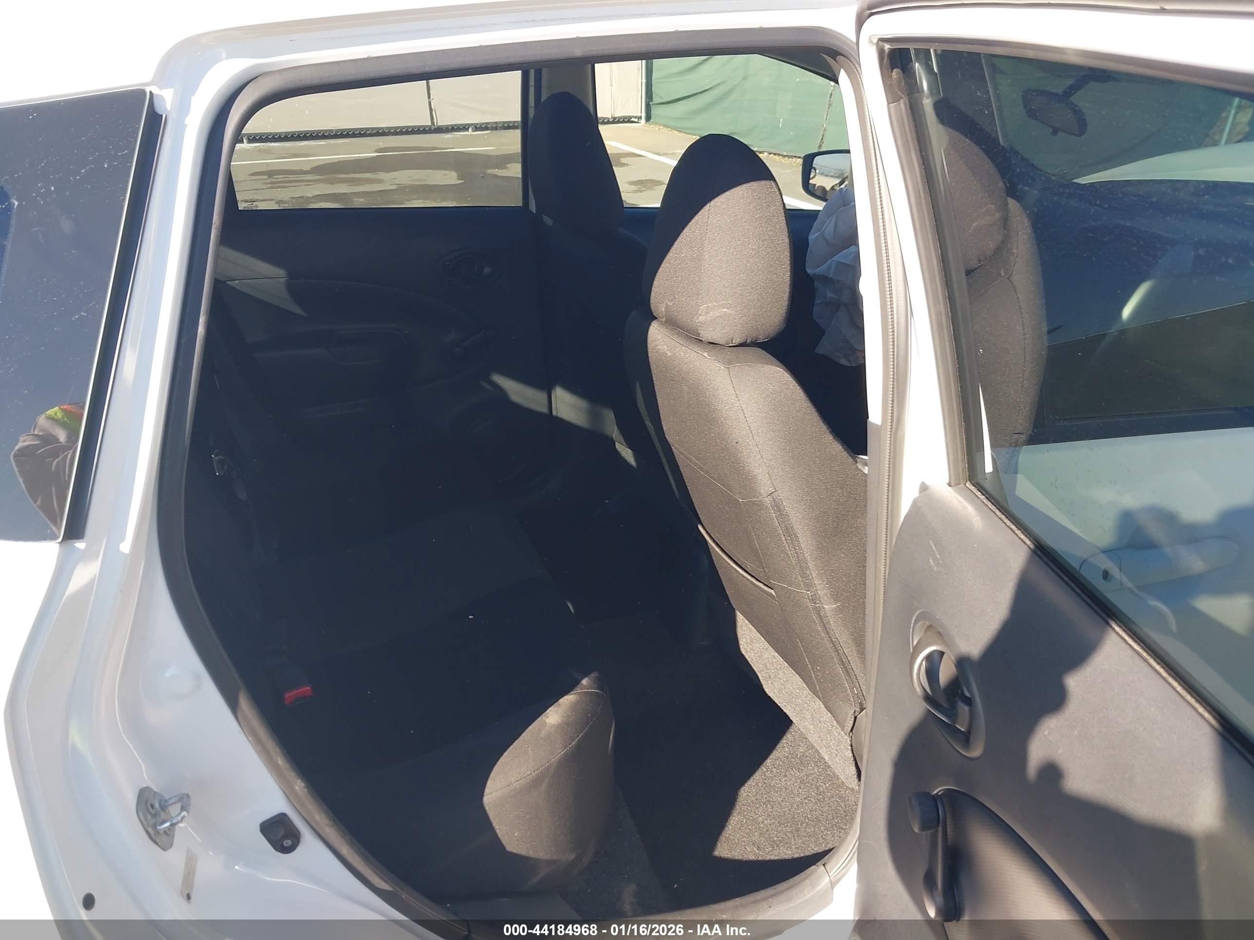 NISSAN VERSA image 8