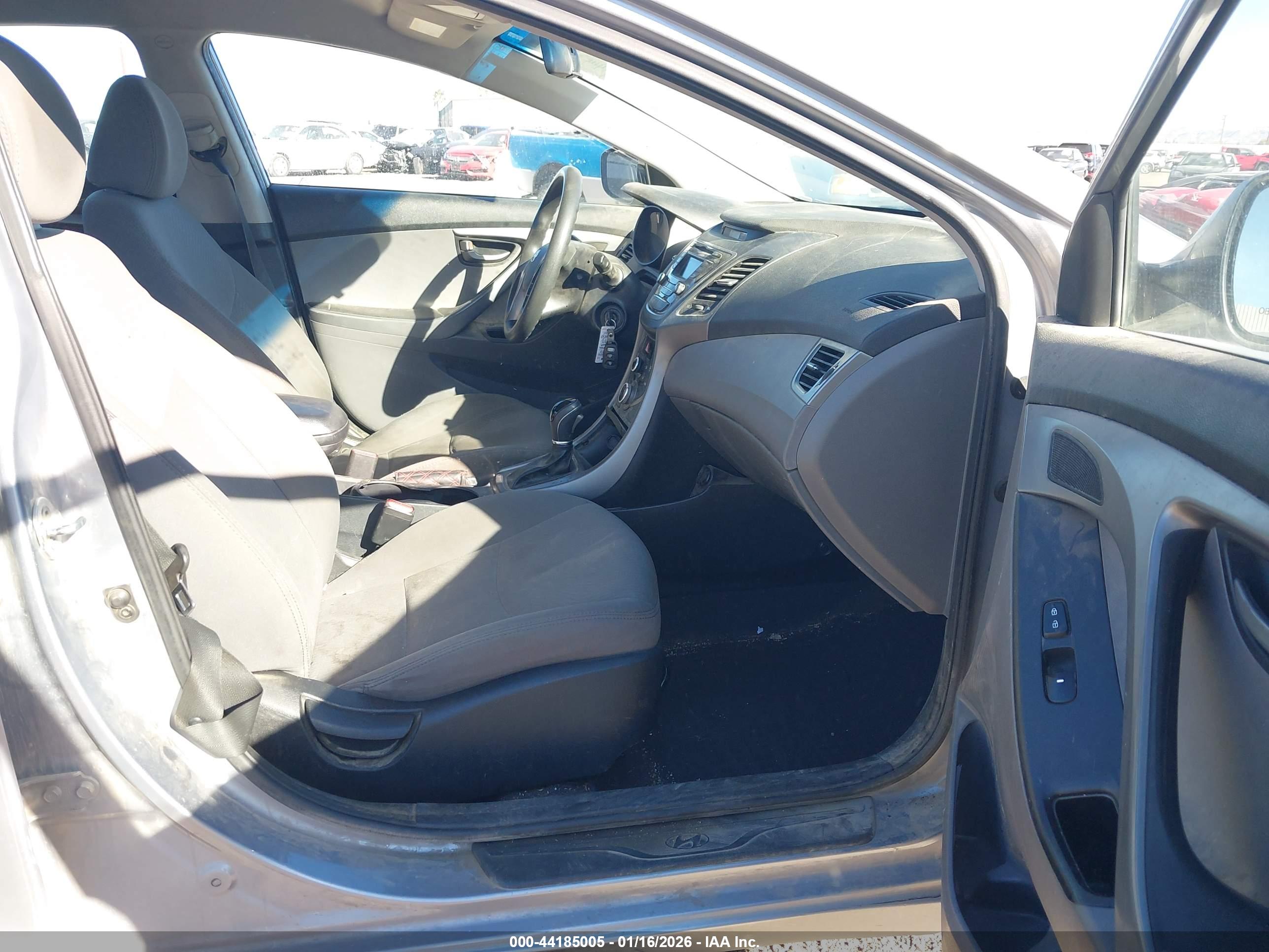 HYUNDAI ELANTRA image 5
