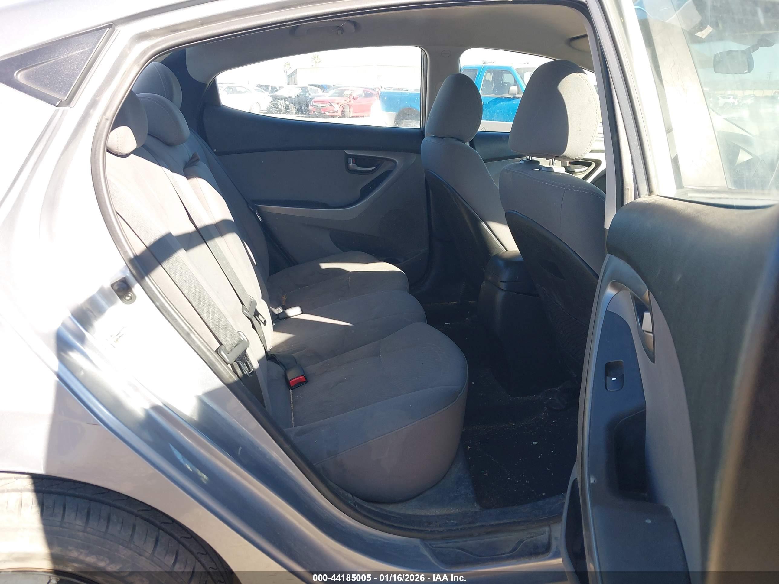 HYUNDAI ELANTRA image 8
