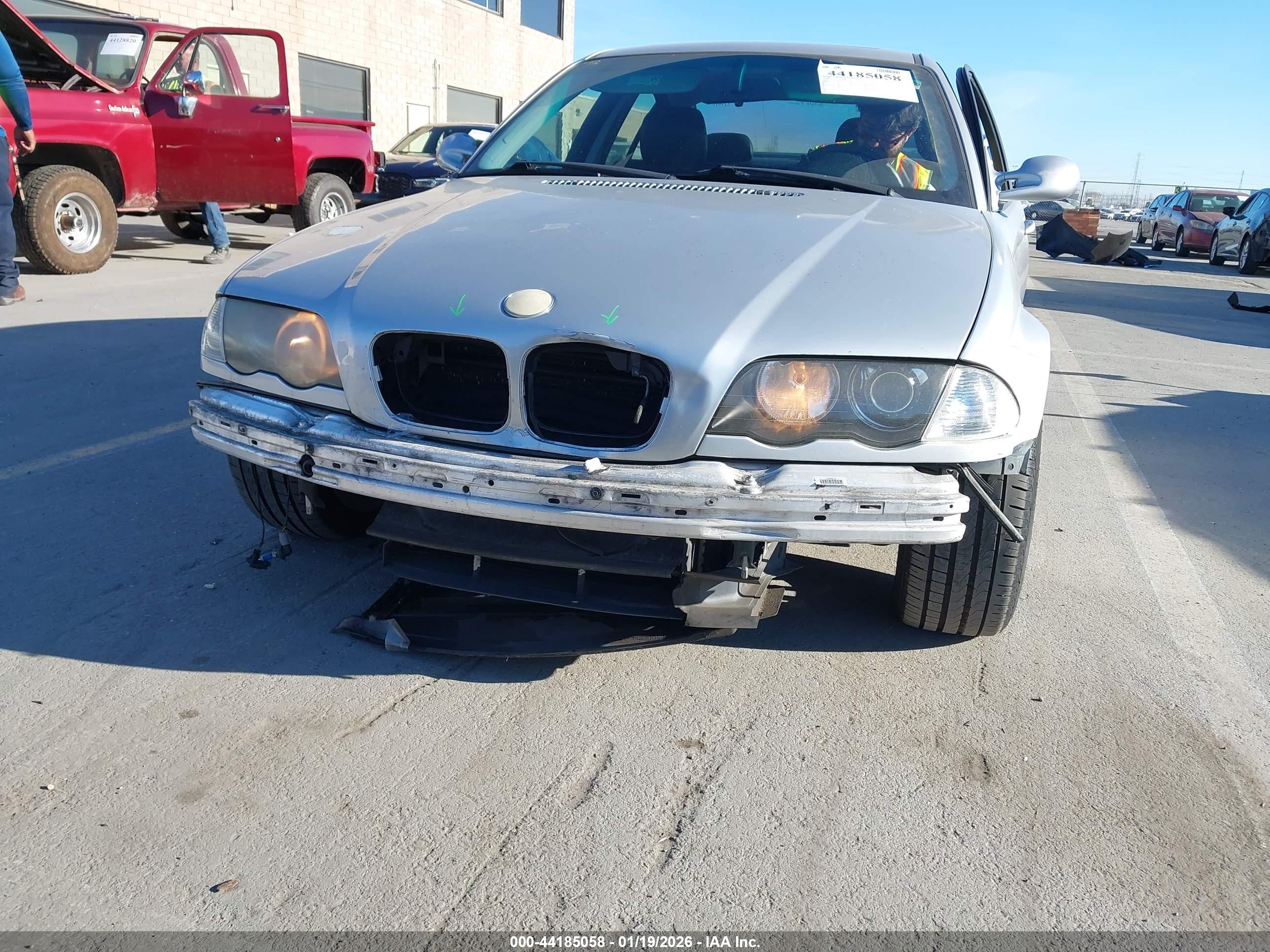BMW 323I image 6