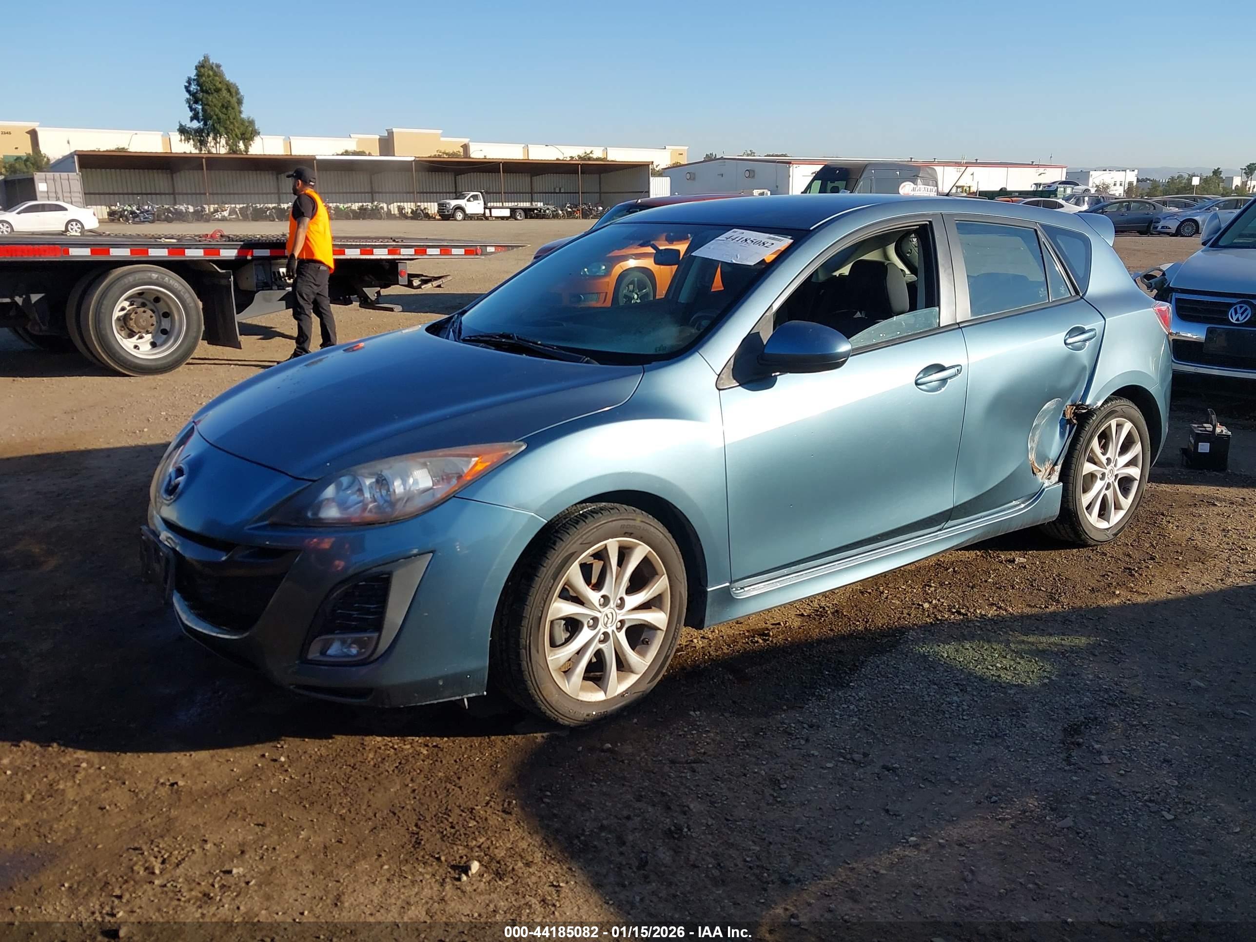 MAZDA MAZDA3 image 2