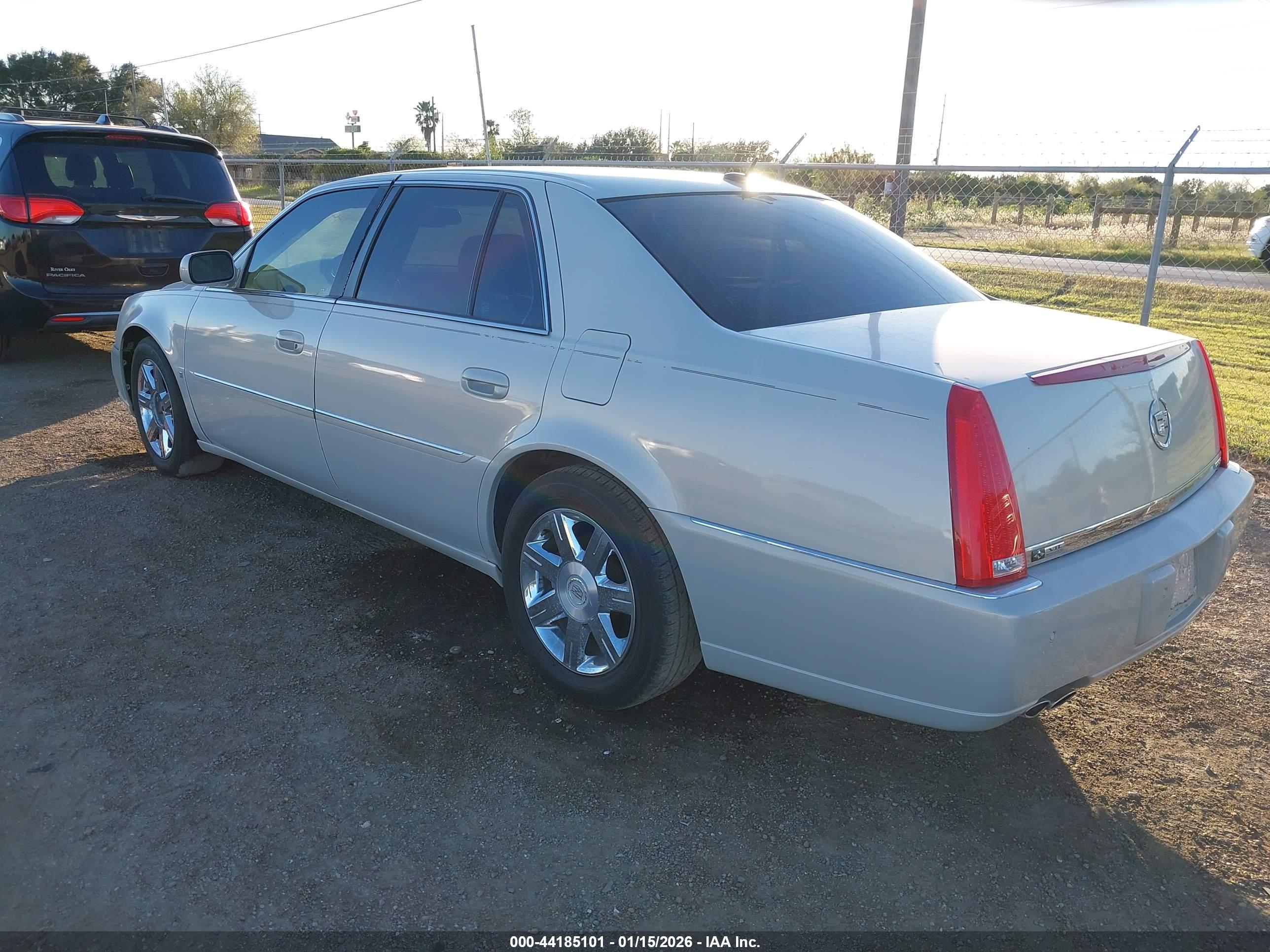 CADILLAC DTS image 3