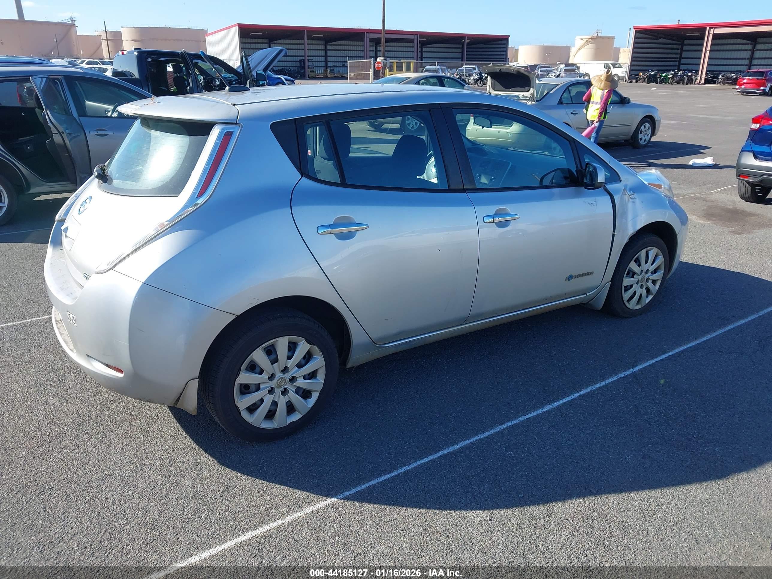 NISSAN LEAF image 4