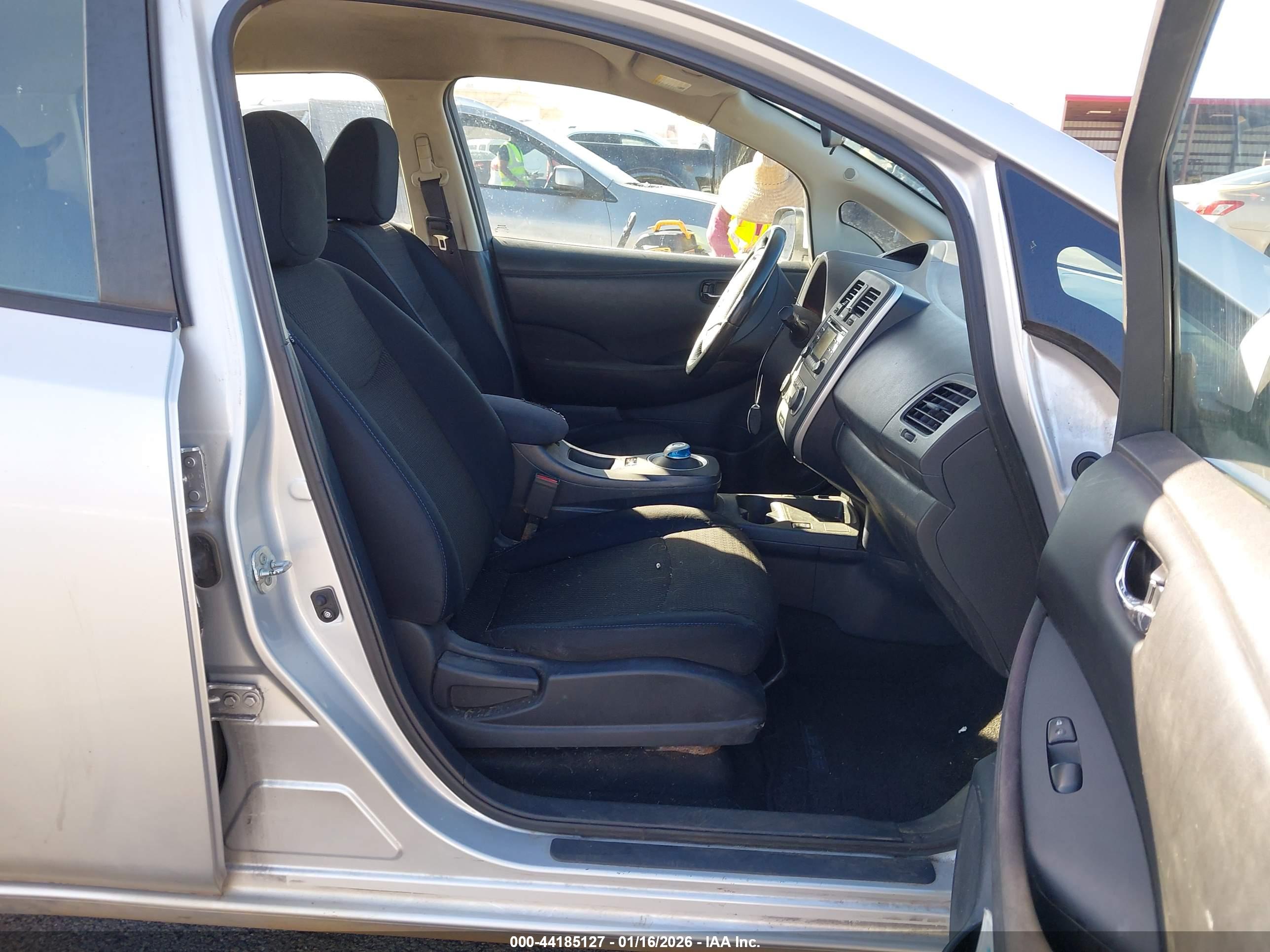 NISSAN LEAF image 5