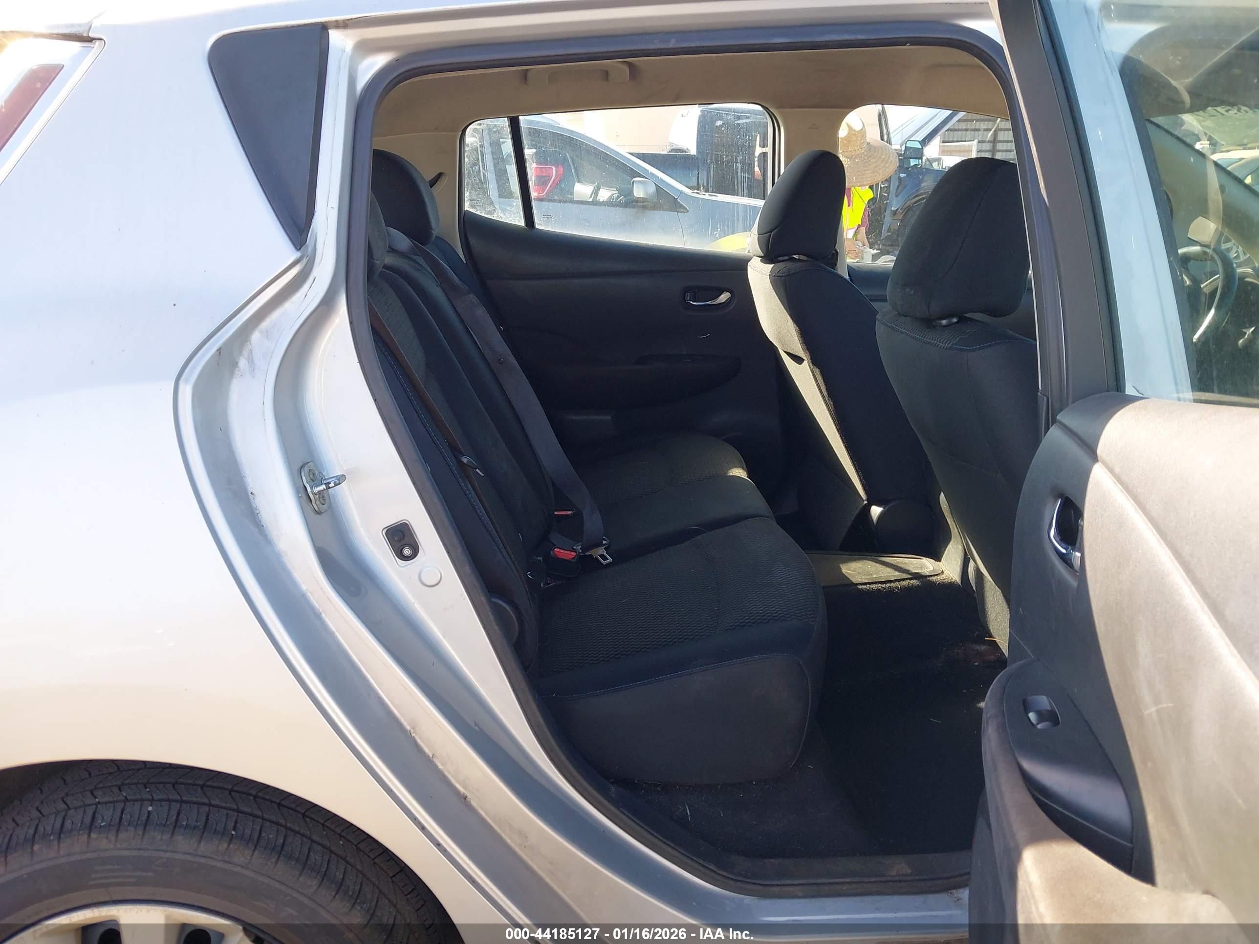 NISSAN LEAF image 8