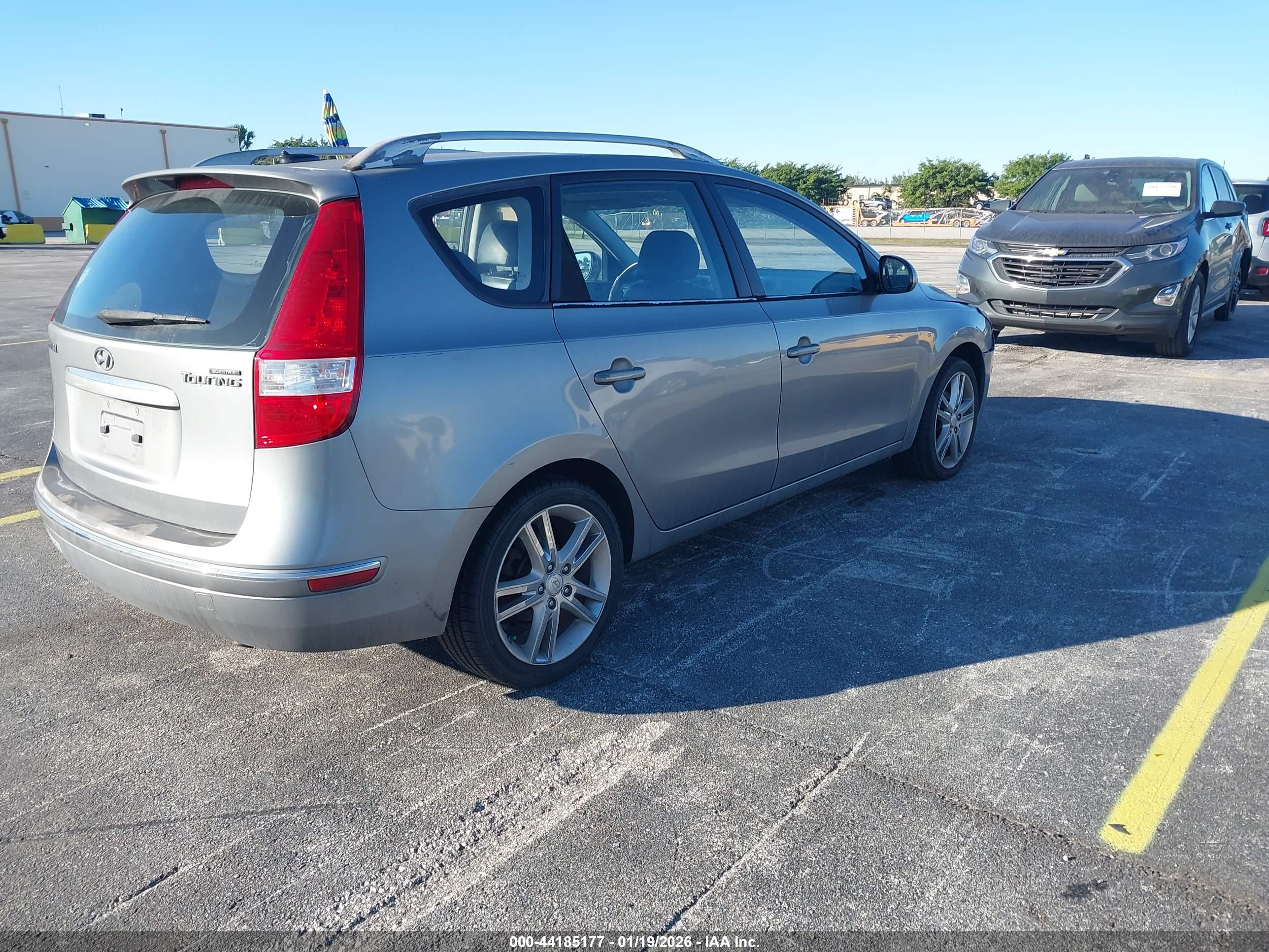 HYUNDAI ELANTRA image 4