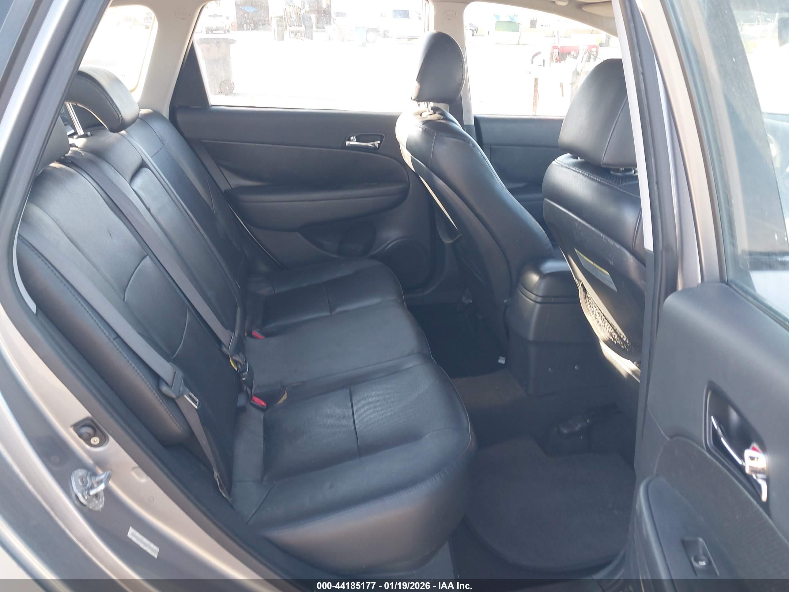 HYUNDAI ELANTRA image 8