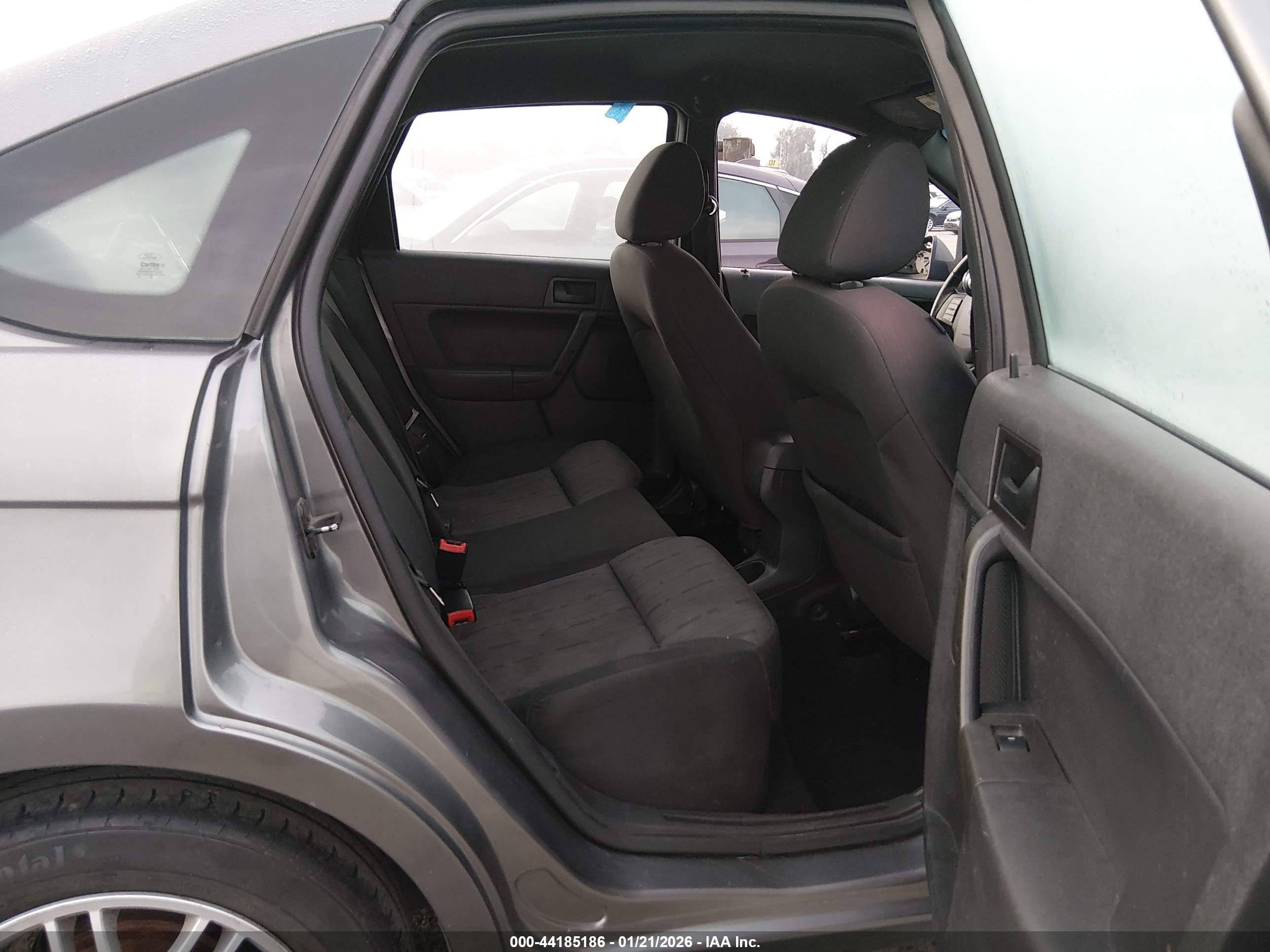 FORD FOCUS image 8