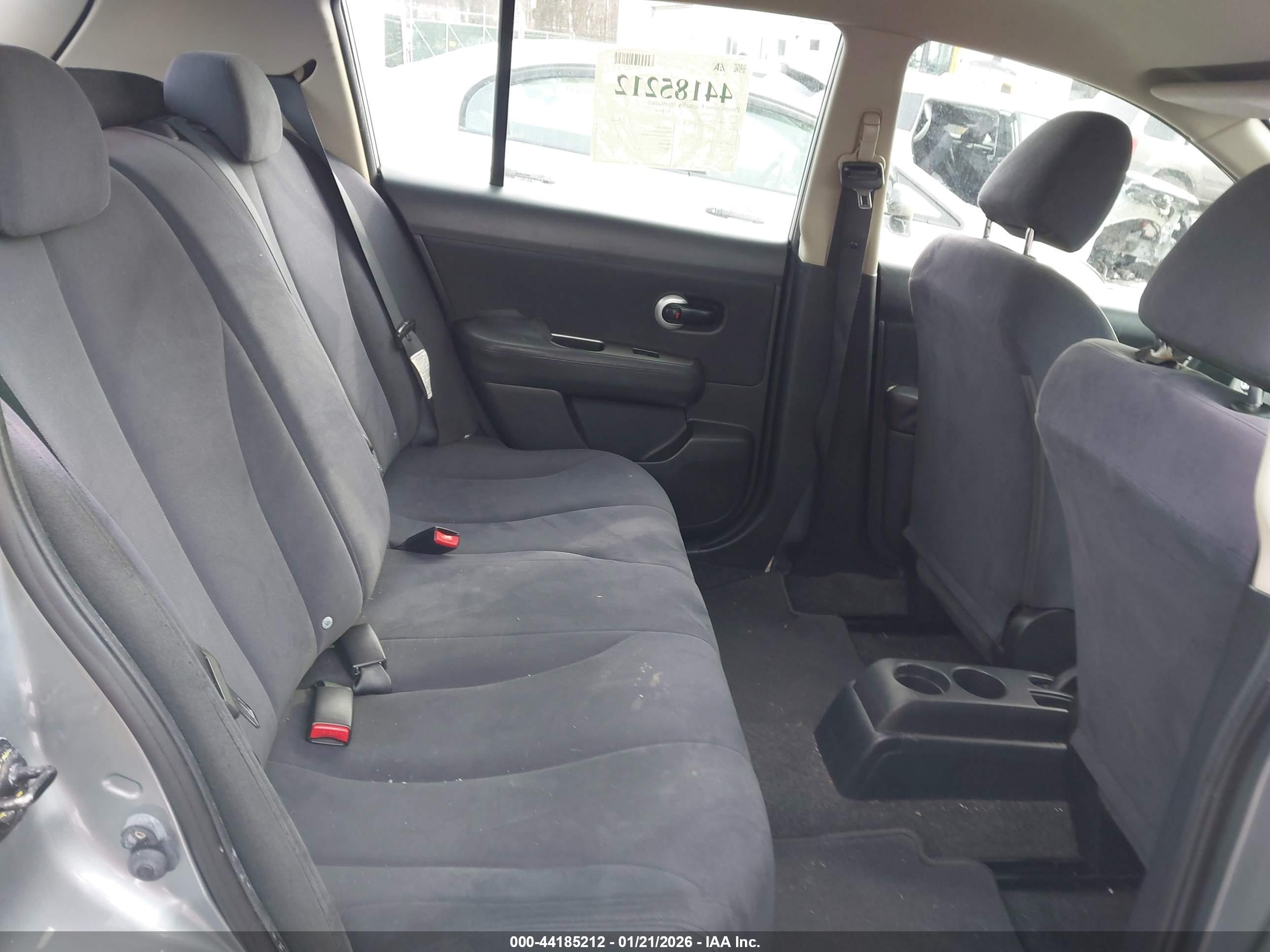 NISSAN VERSA image 8
