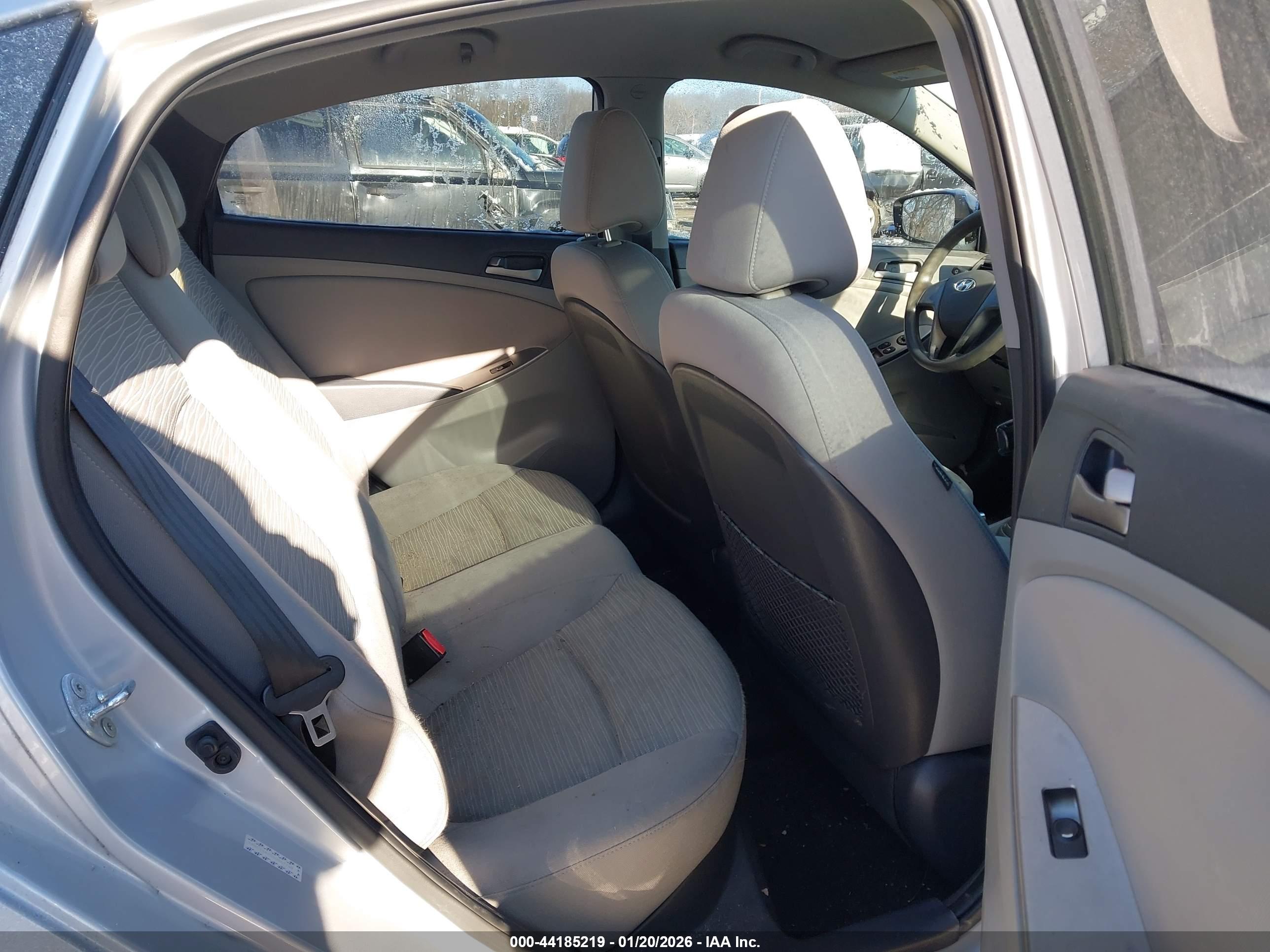 HYUNDAI ACCENT image 8