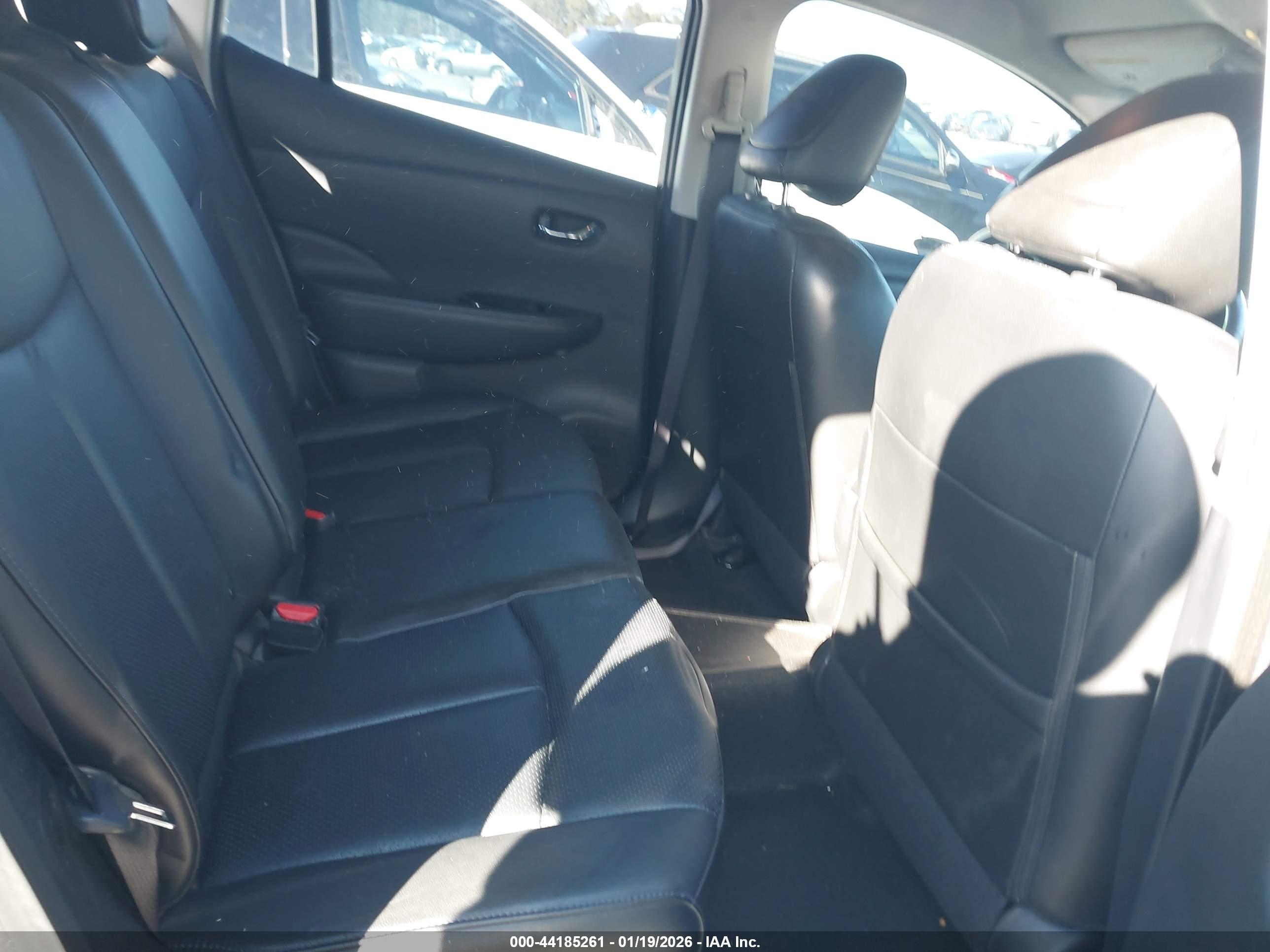 NISSAN LEAF image 8