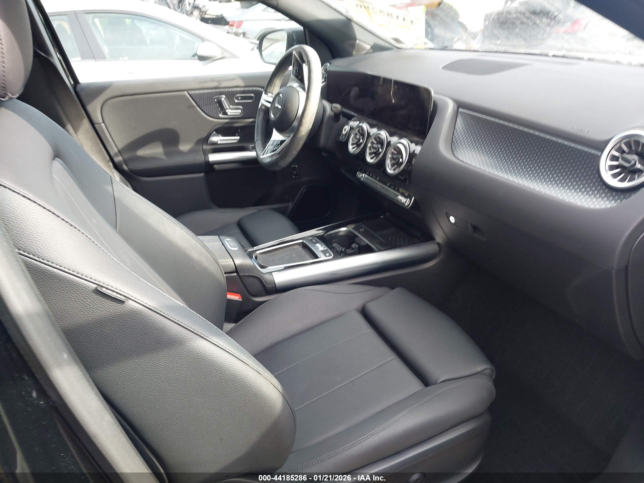 MERCEDES-BENZ GLA image 5