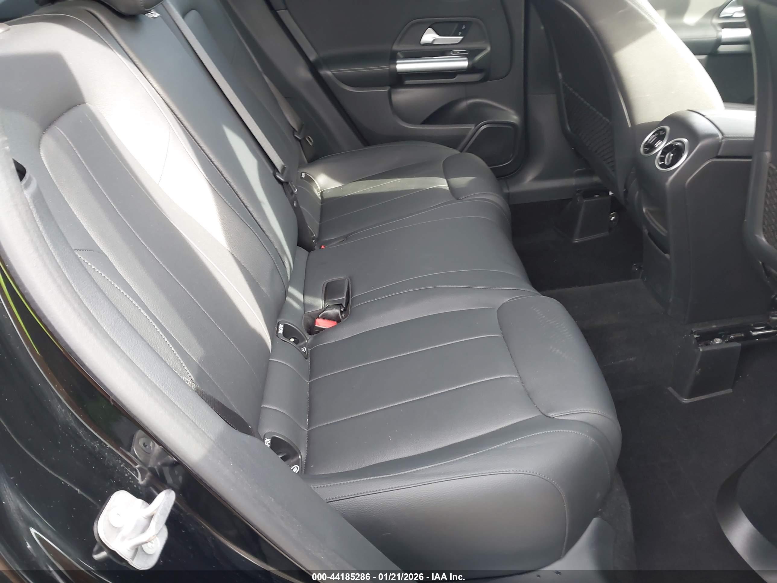 MERCEDES-BENZ GLA image 8
