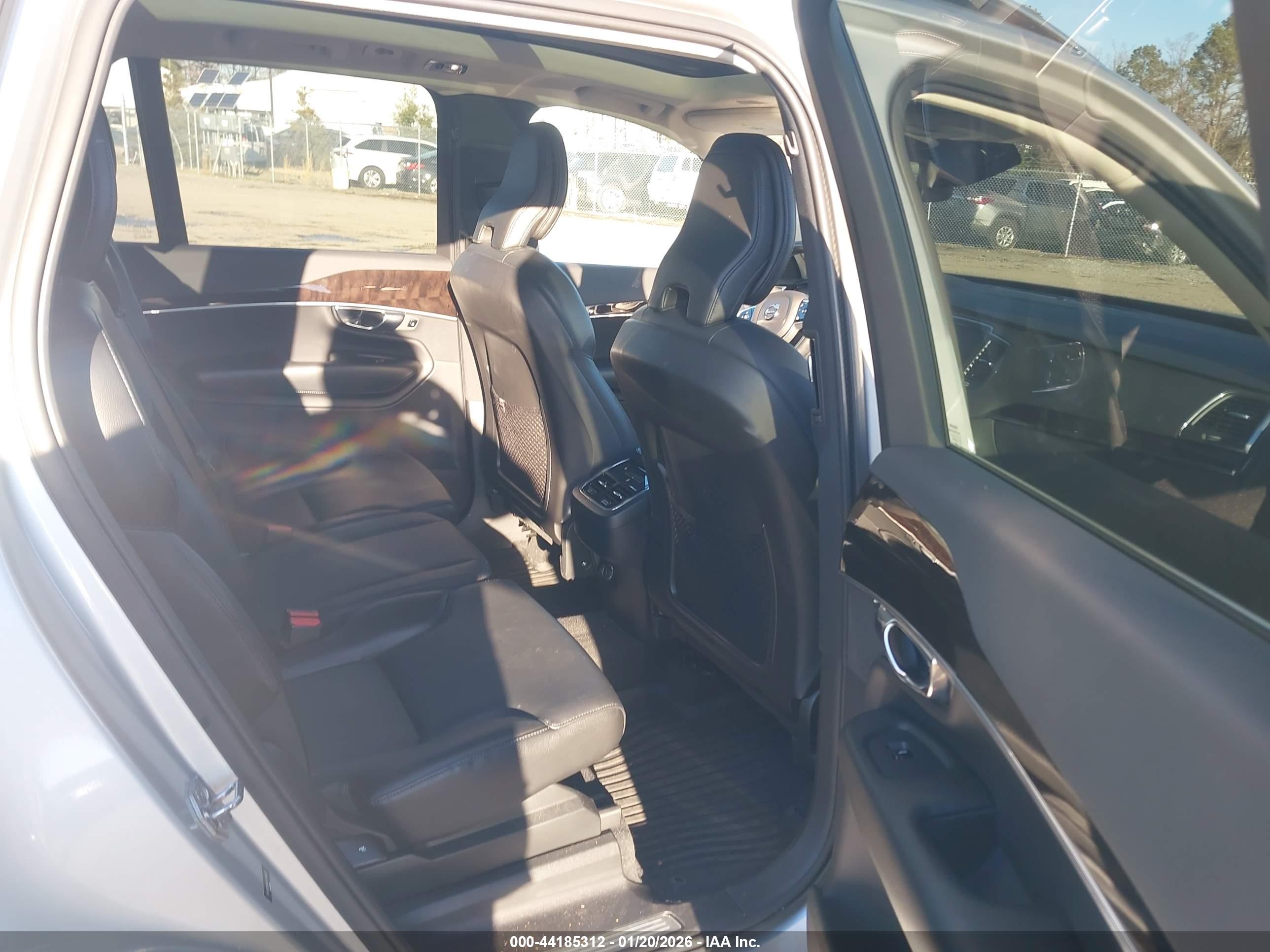 VOLVO XC90 image 8
