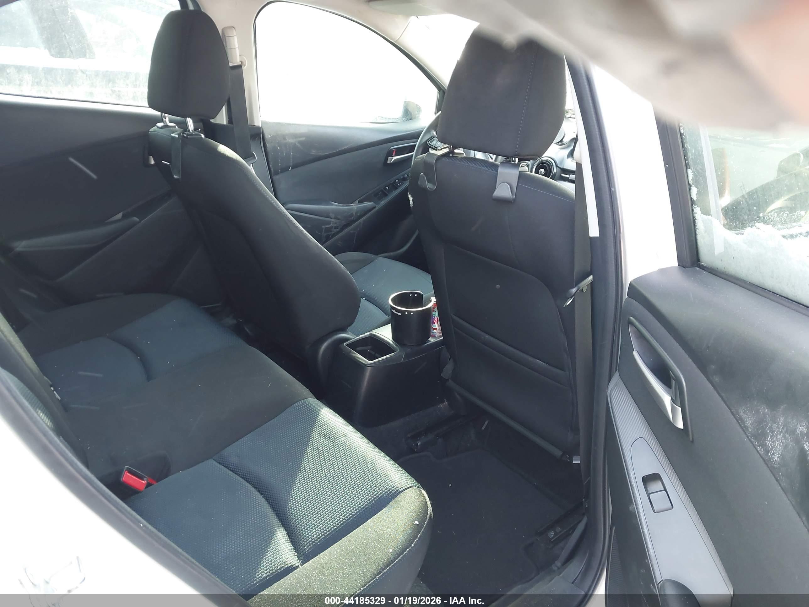TOYOTA YARIS image 8
