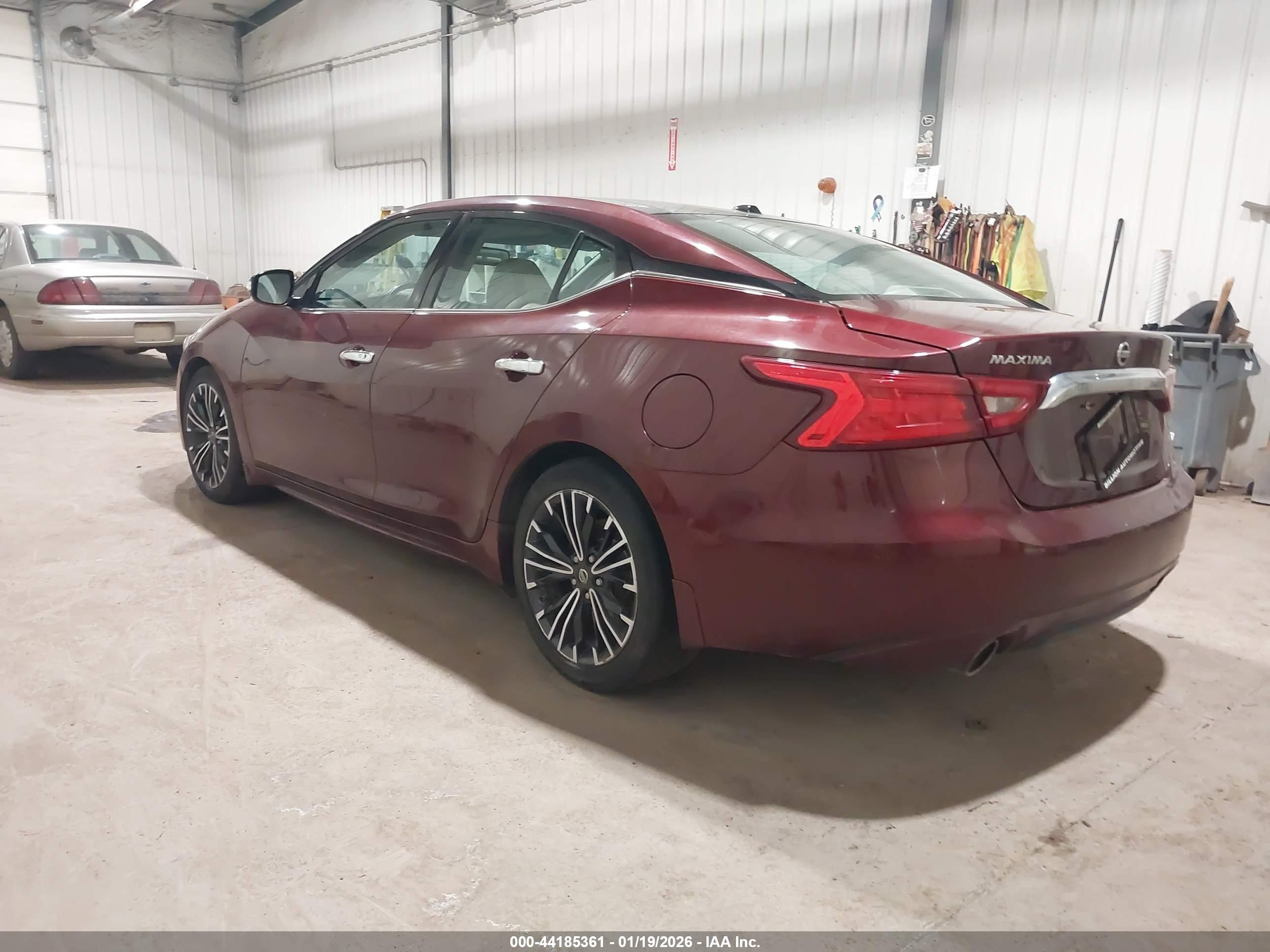 NISSAN MAXIMA image 3