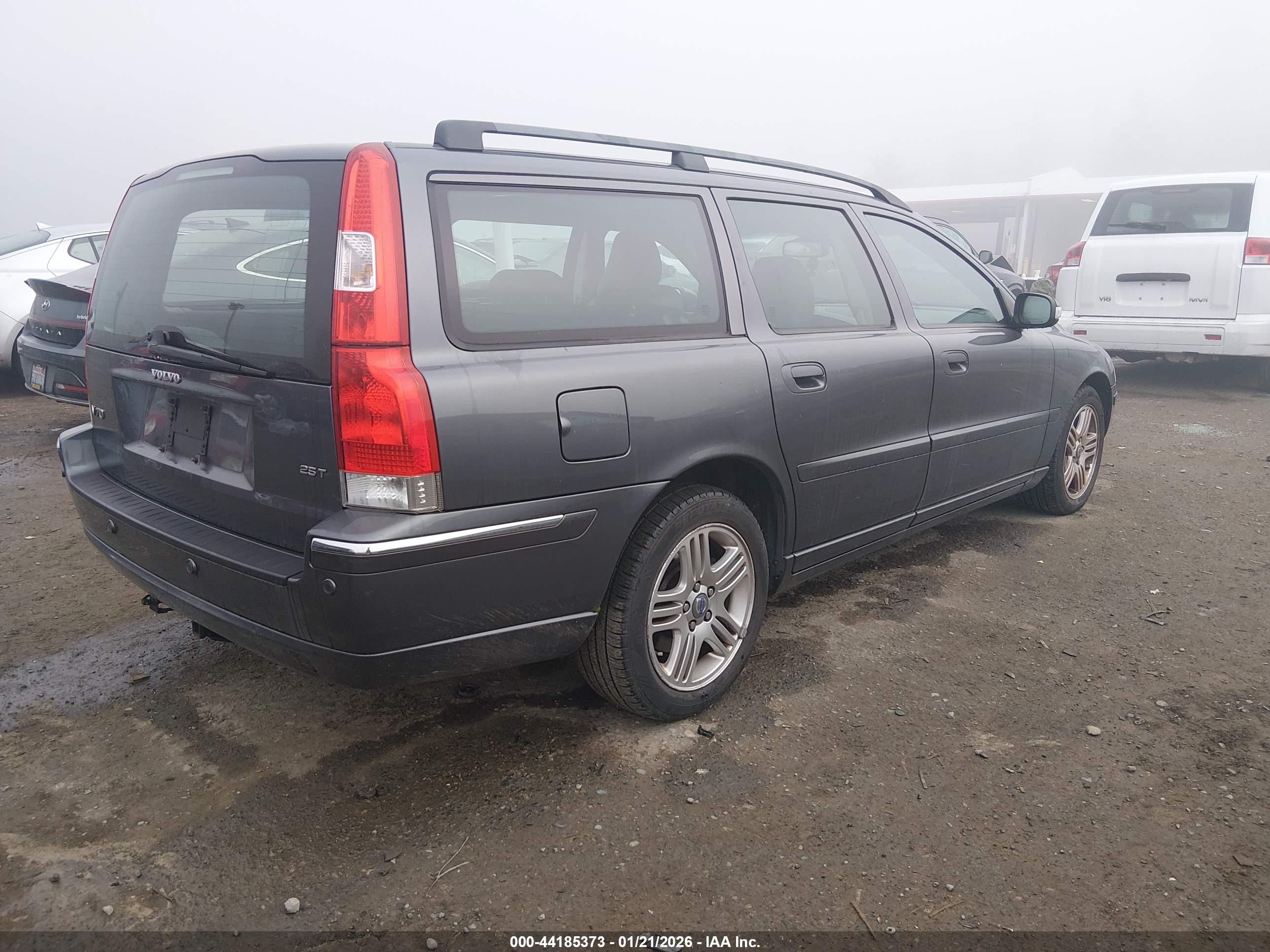 VOLVO V70 image 4
