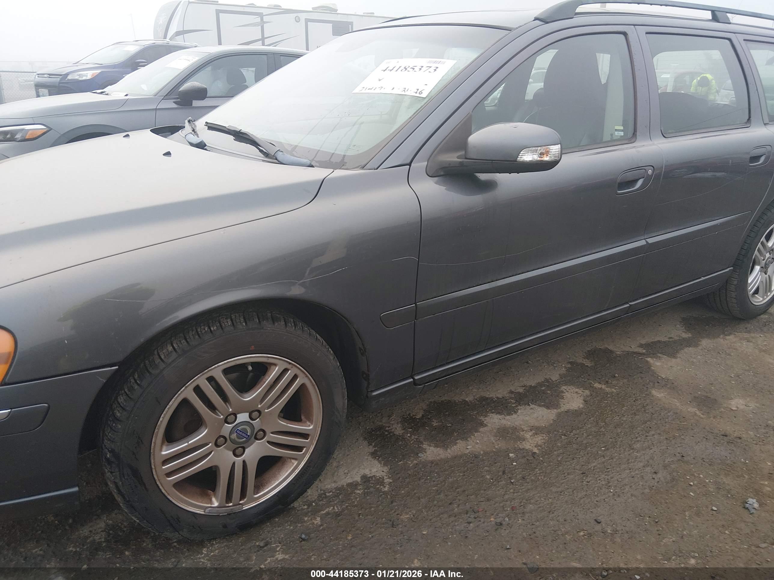 VOLVO V70 image 6