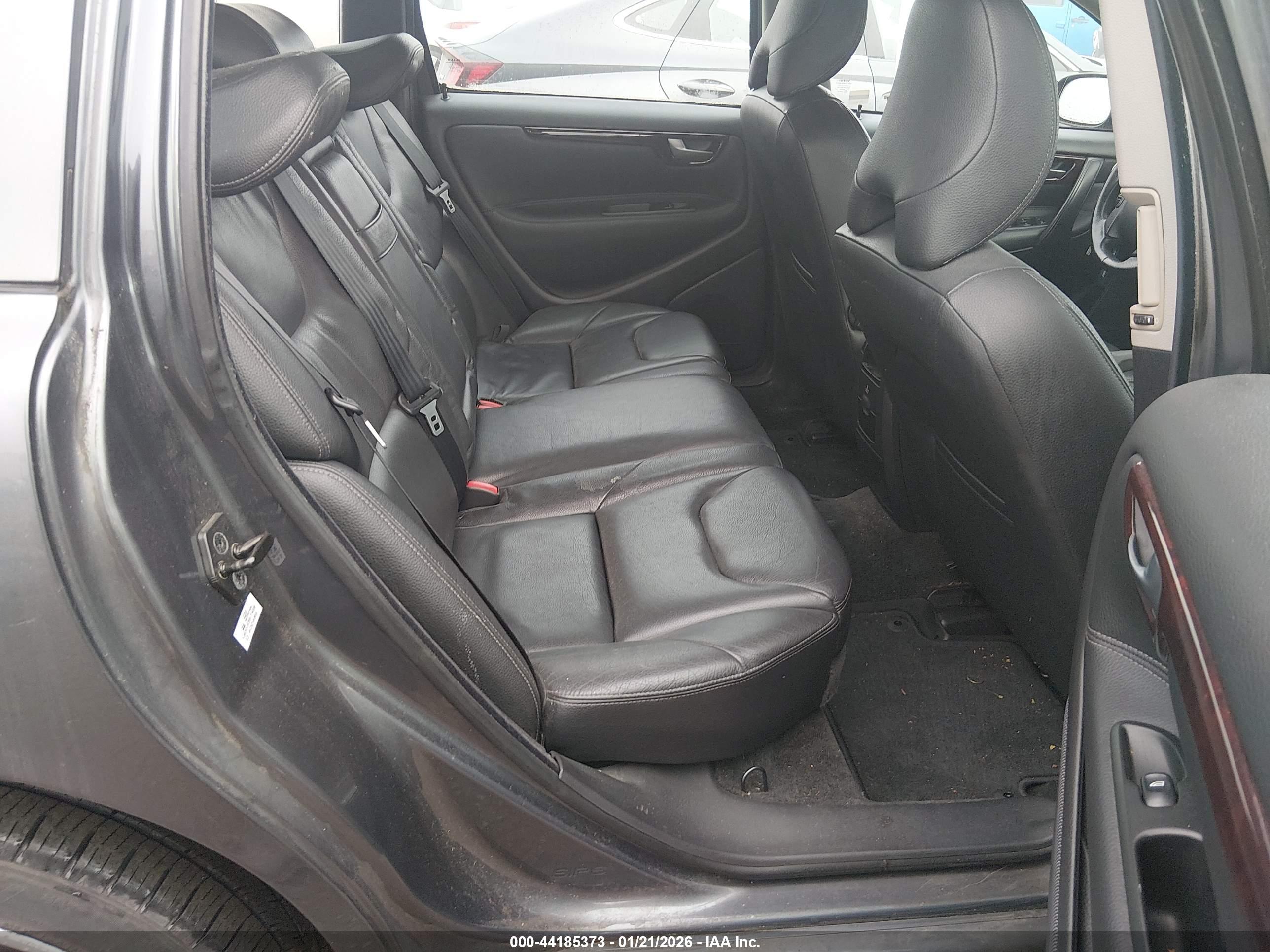 VOLVO V70 image 8