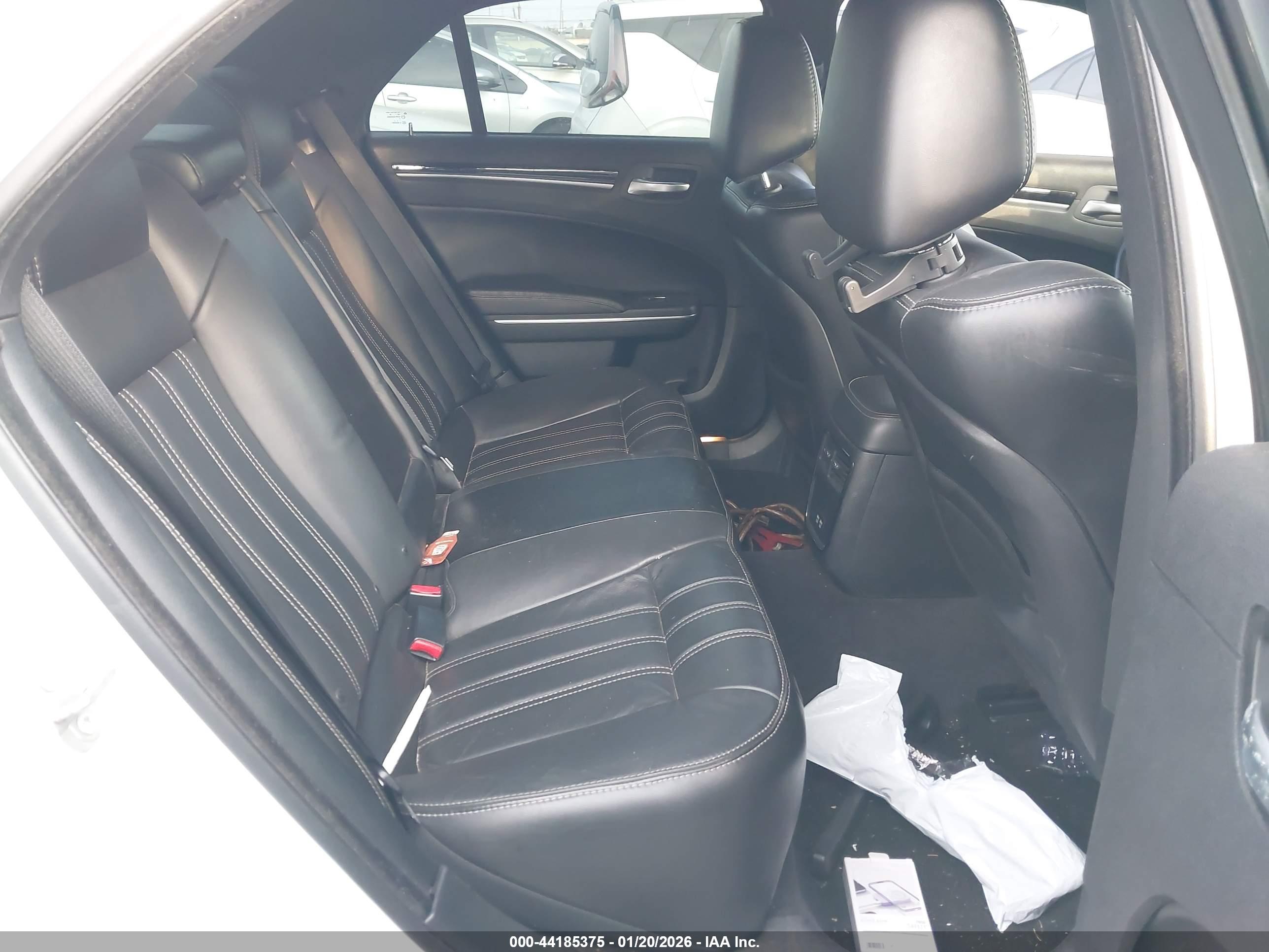 CHRYSLER 300 image 8