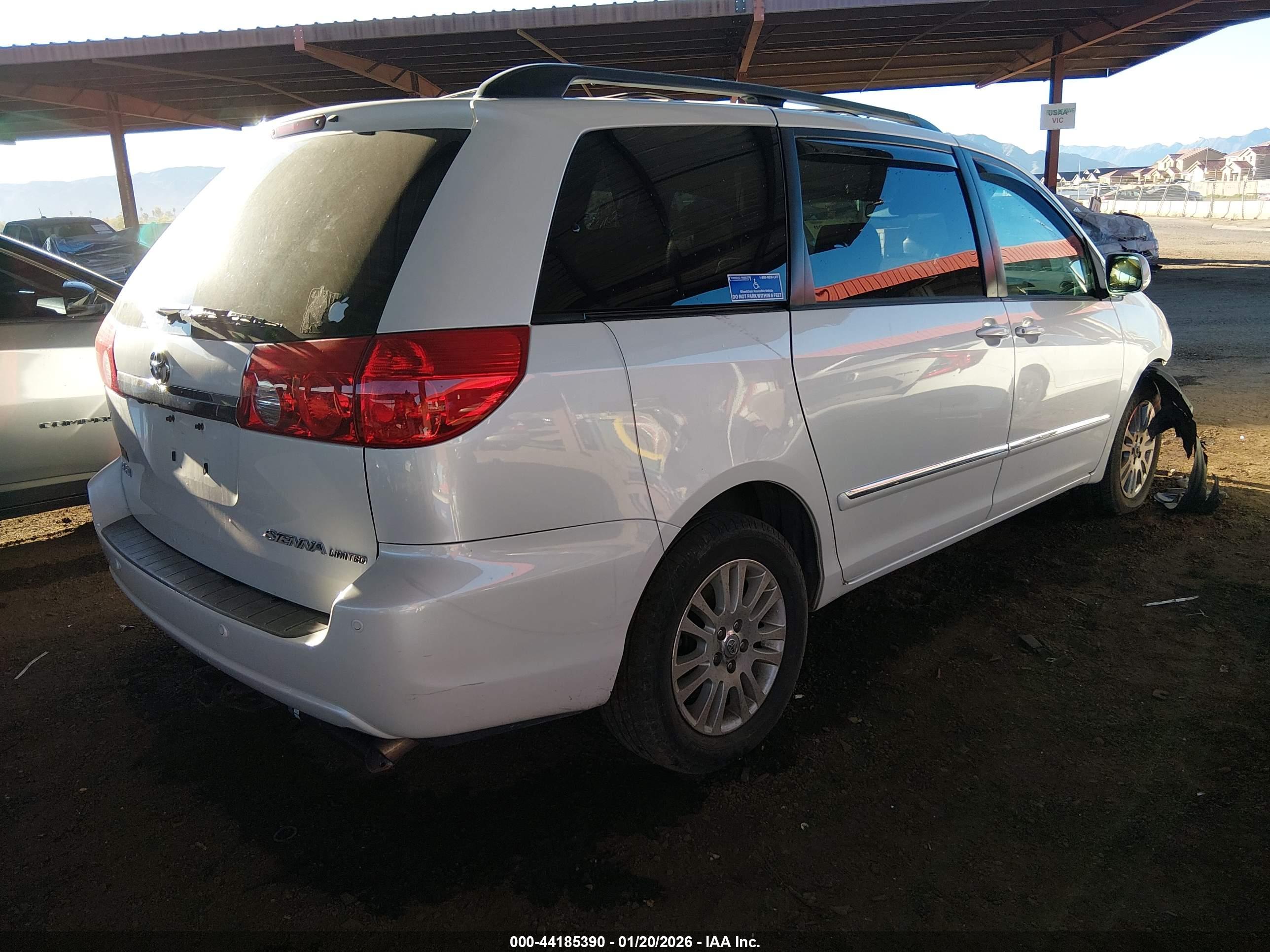 TOYOTA SIENNA image 4