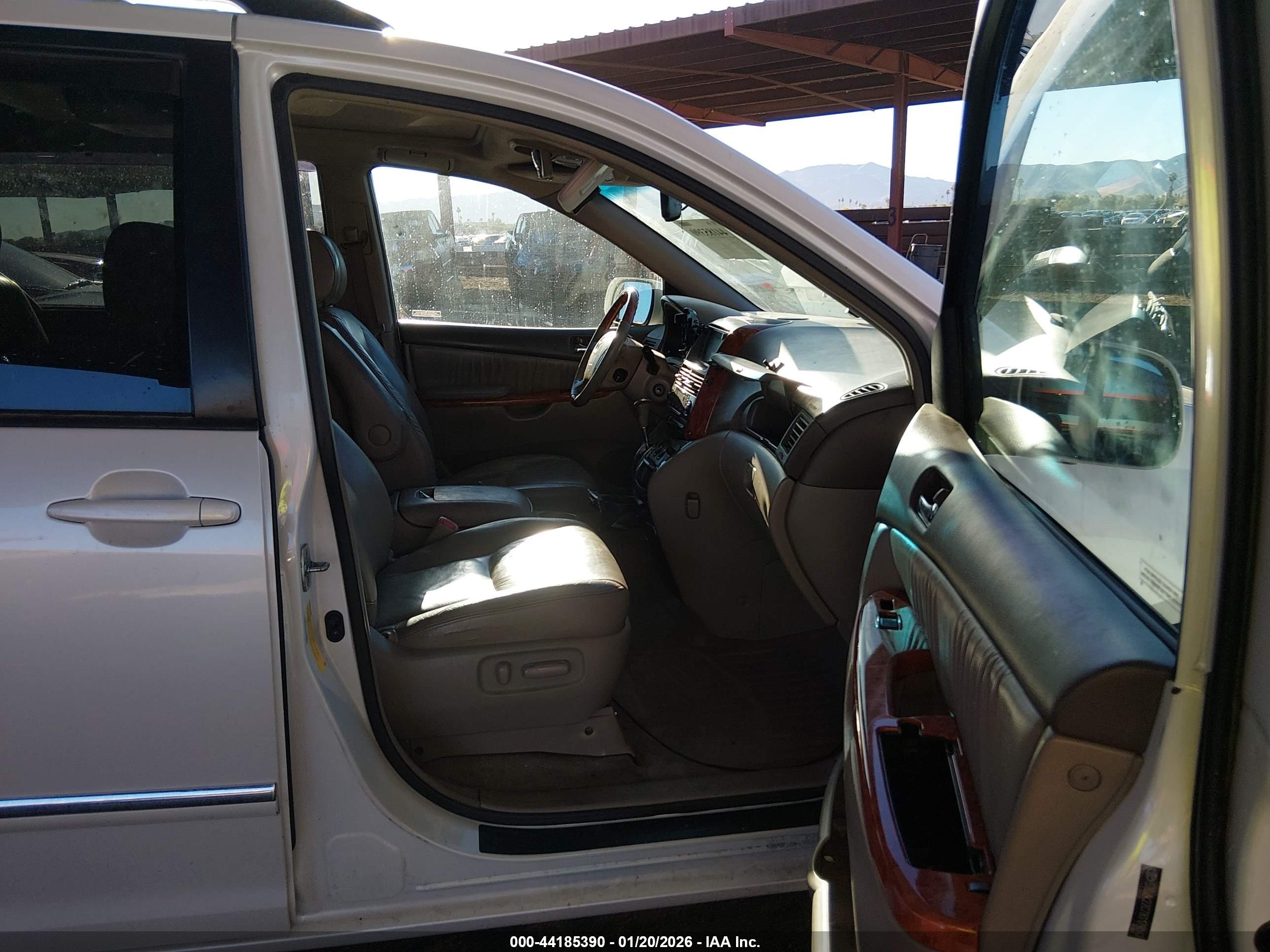 TOYOTA SIENNA image 5