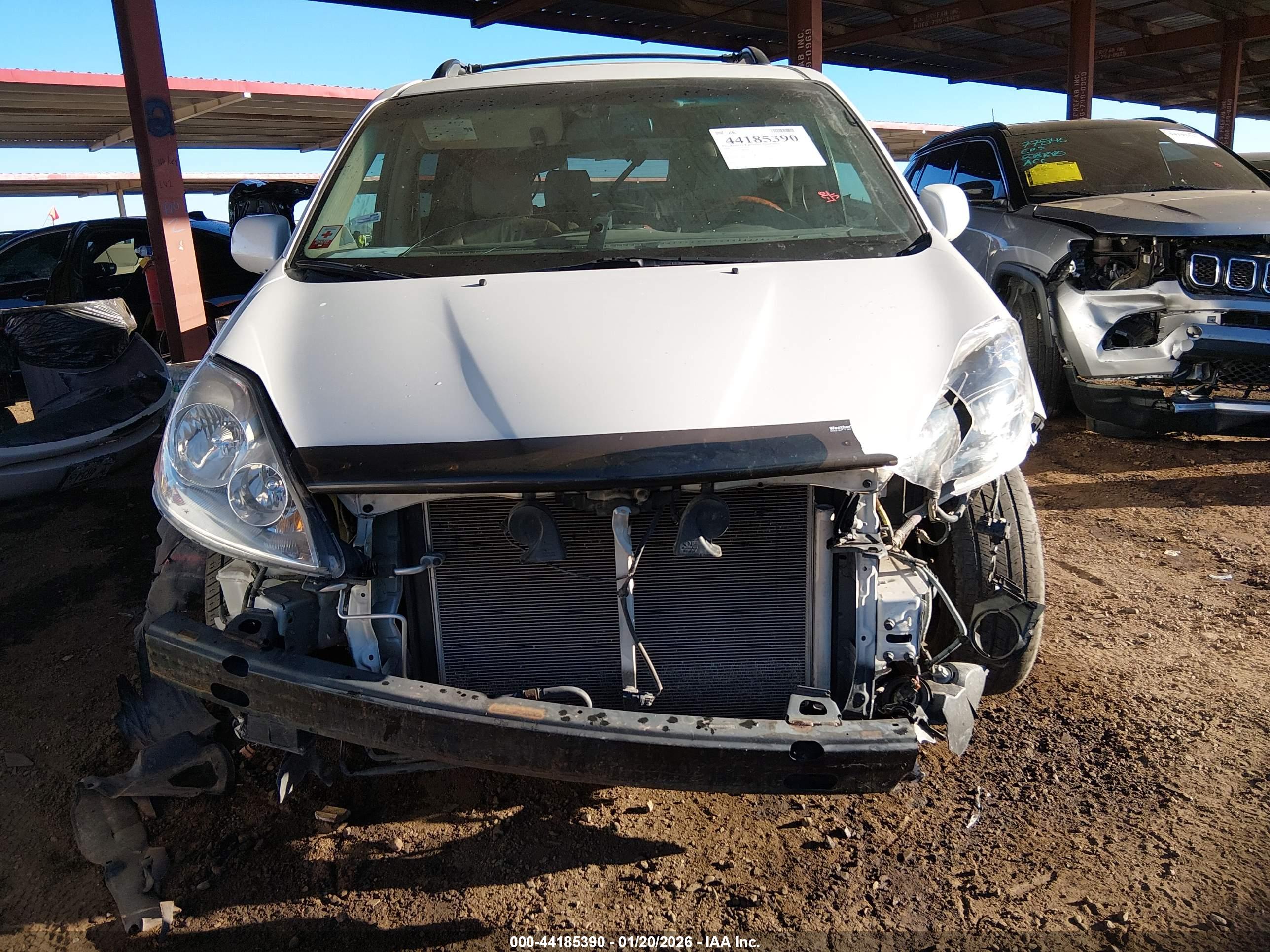TOYOTA SIENNA image 6