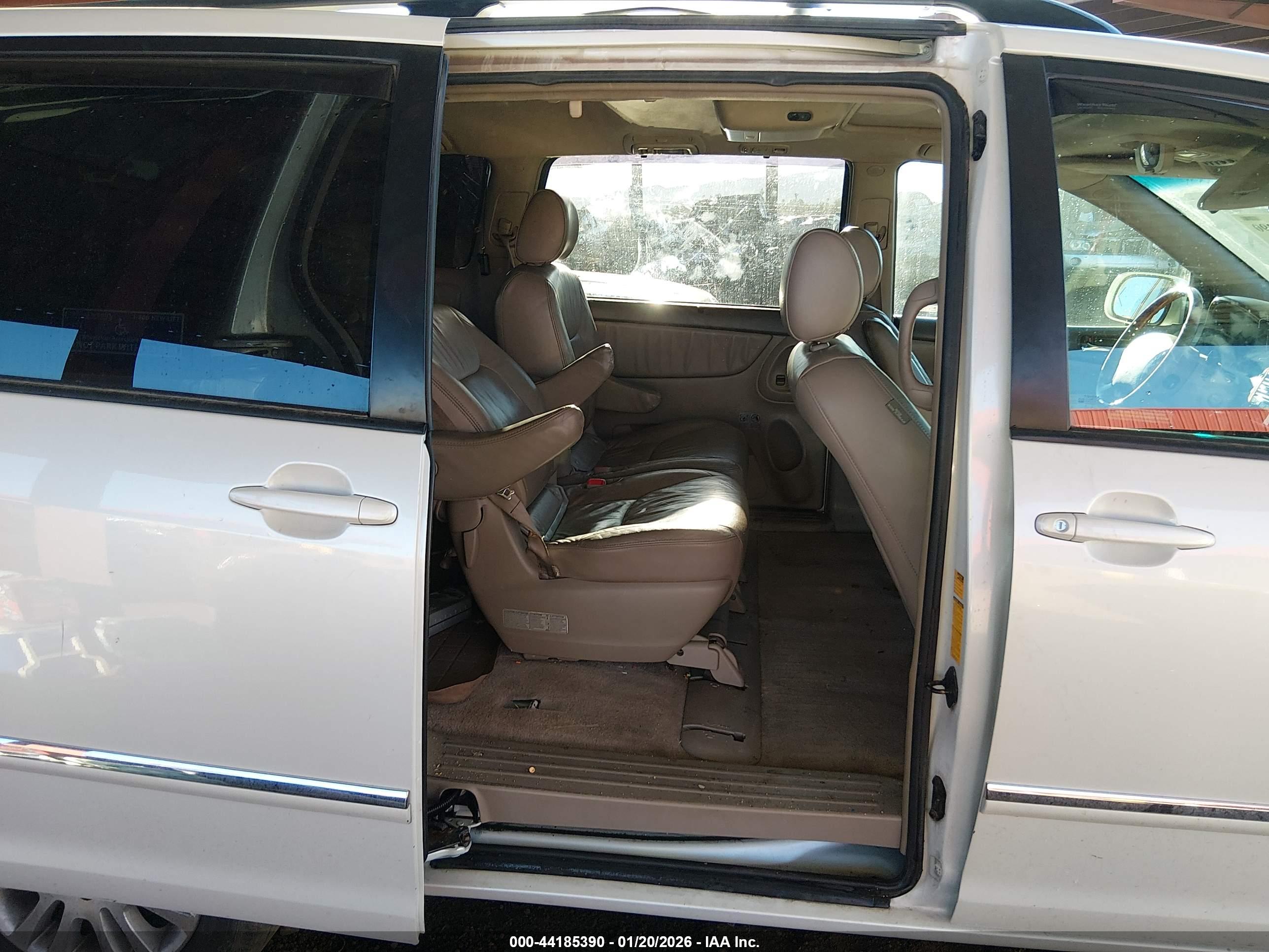 TOYOTA SIENNA image 8